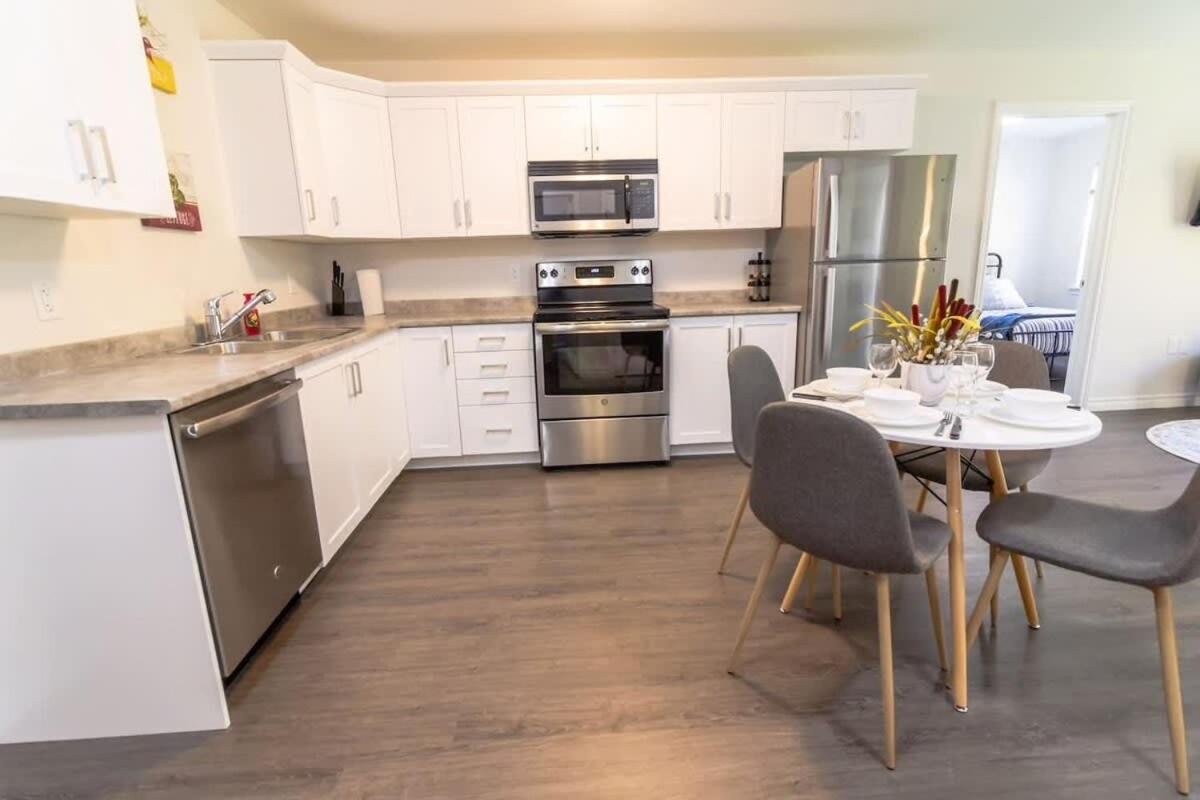 Brand new Gorgeous Condo Near UNB & Hospital Coffee Parking 202
