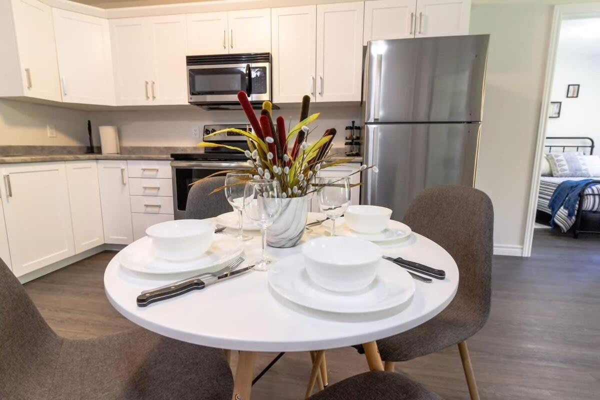 Brand new Gorgeous Condo Near UNB & Hospital Coffee Parking 202