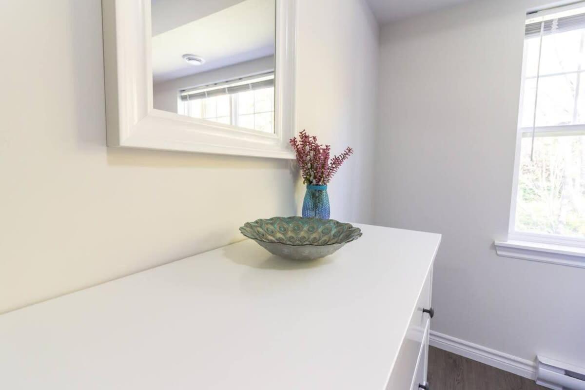 Brand new Gorgeous Condo Near UNB & Hospital Coffee Parking 202
