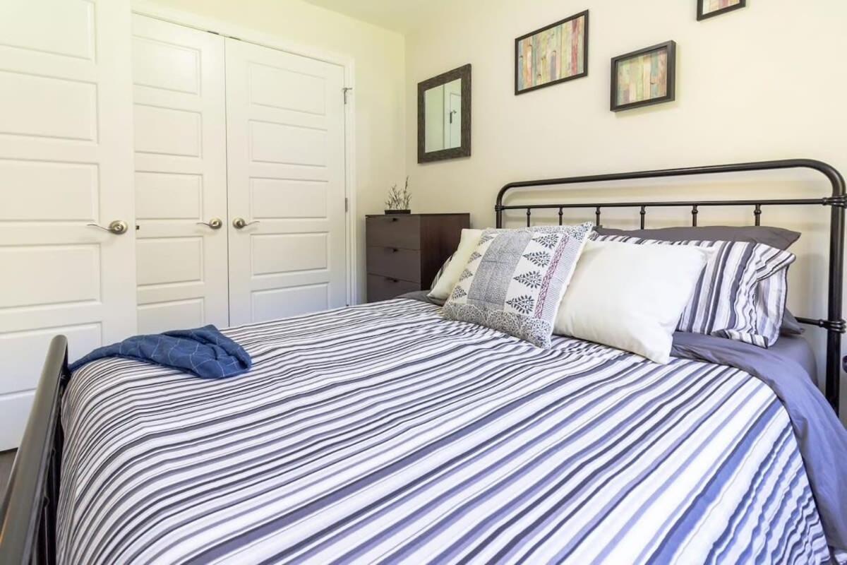 Brand new Gorgeous Condo Near UNB & Hospital Coffee Parking 202