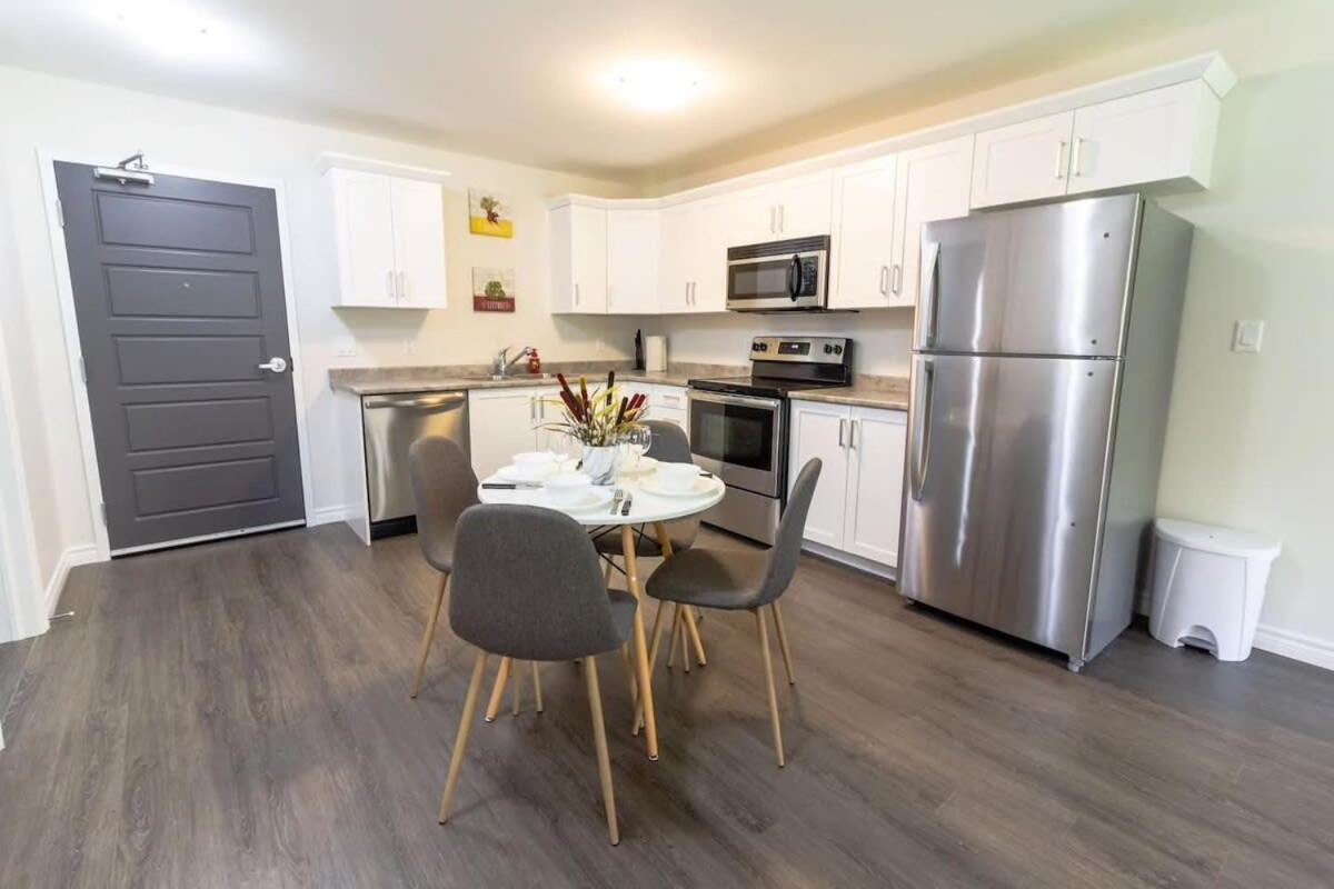 Brand new Gorgeous Condo Near UNB & Hospital Coffee Parking 202