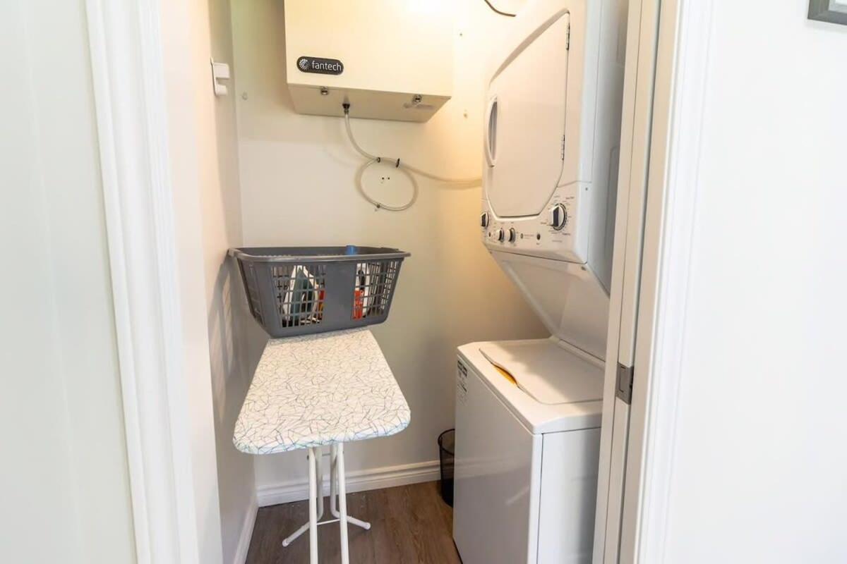 Brand new Gorgeous Condo Near UNB & Hospital Coffee Parking 202
