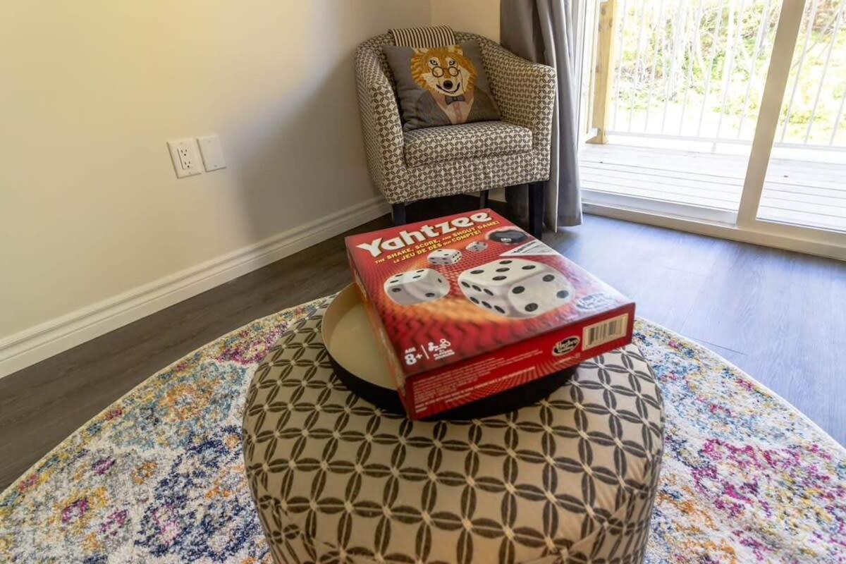 Brand new Gorgeous Condo Near UNB & Hospital Coffee Parking 202