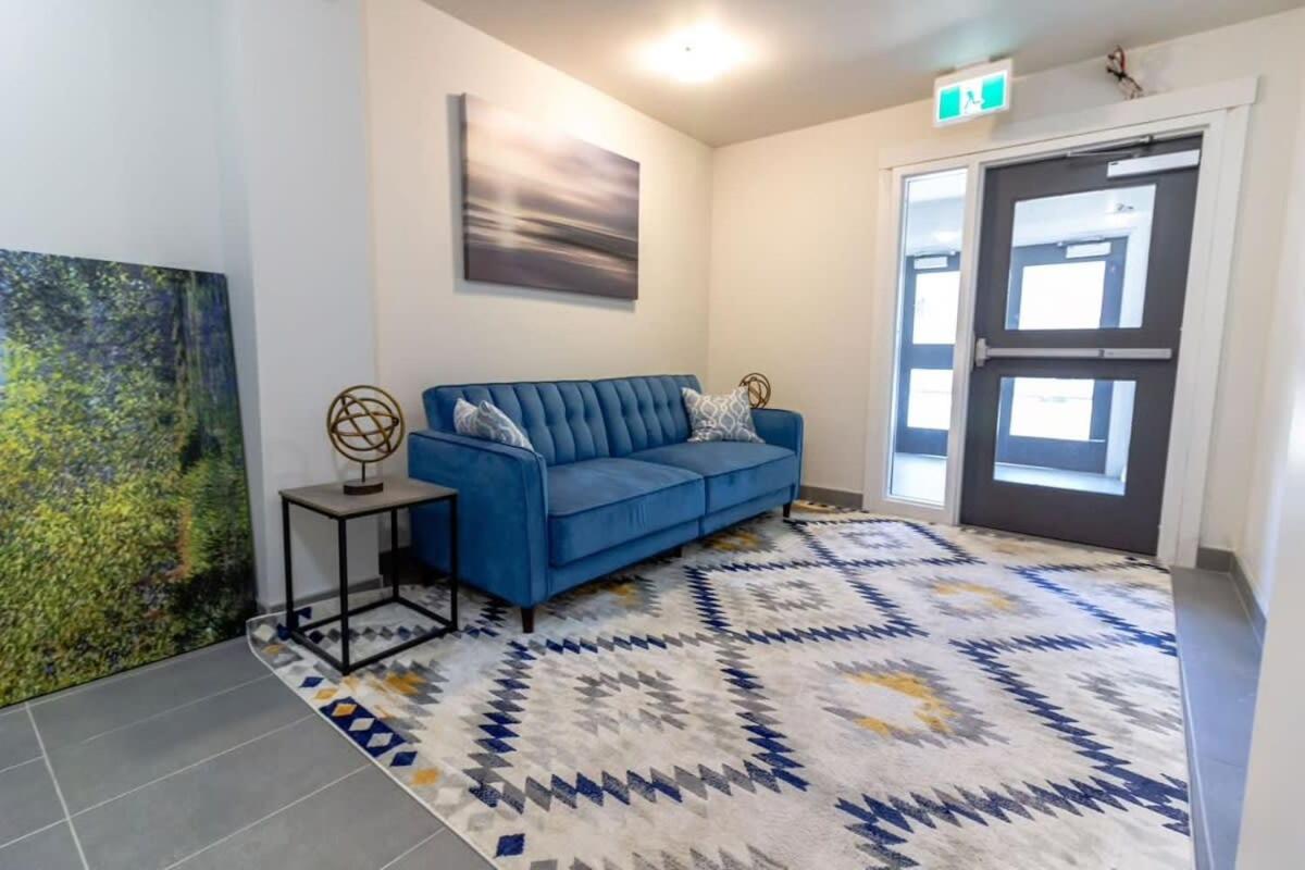 Brand new Gorgeous Condo Near UNB & Hospital Coffee Parking 202