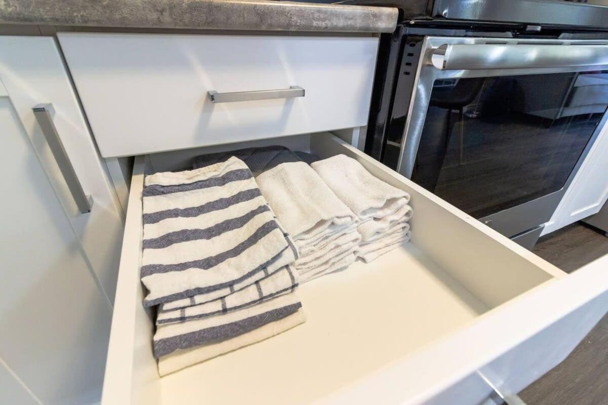 Brand new Gorgeous Condo Near UNB & Hospital Coffee Parking 202