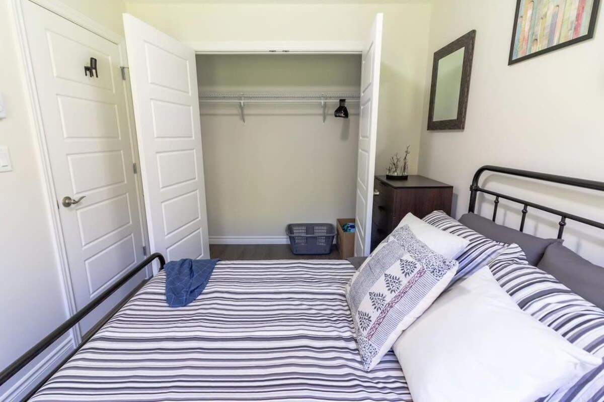 Brand new Gorgeous Condo Near UNB & Hospital Coffee Parking 202