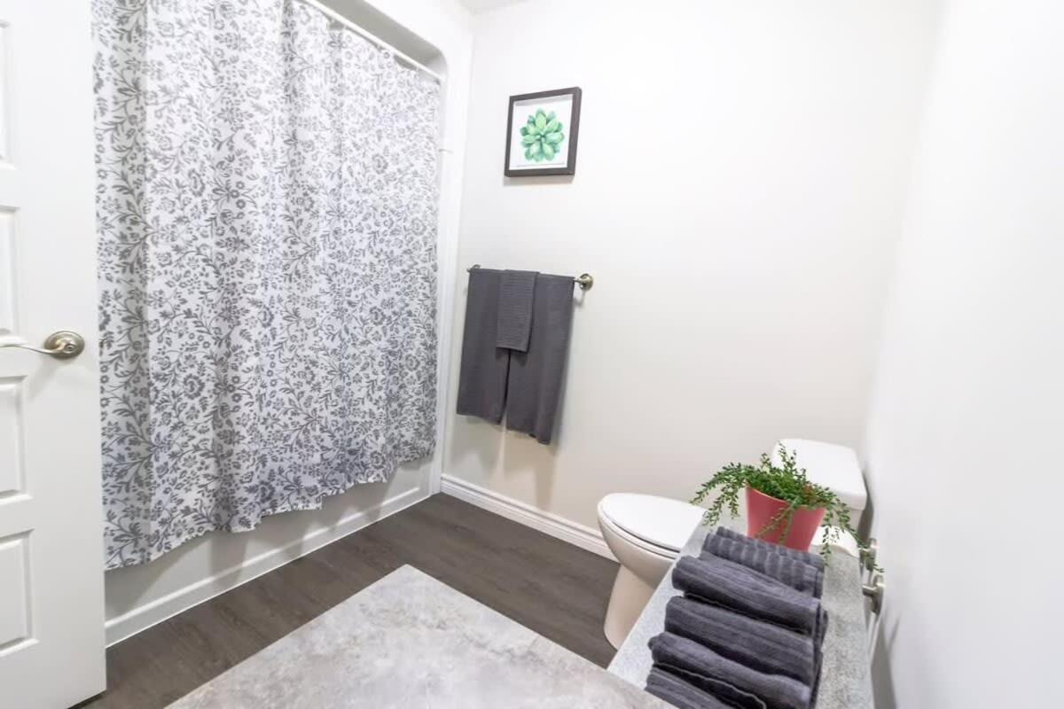 Brand new Gorgeous Condo Near UNB & Hospital Coffee Parking 202