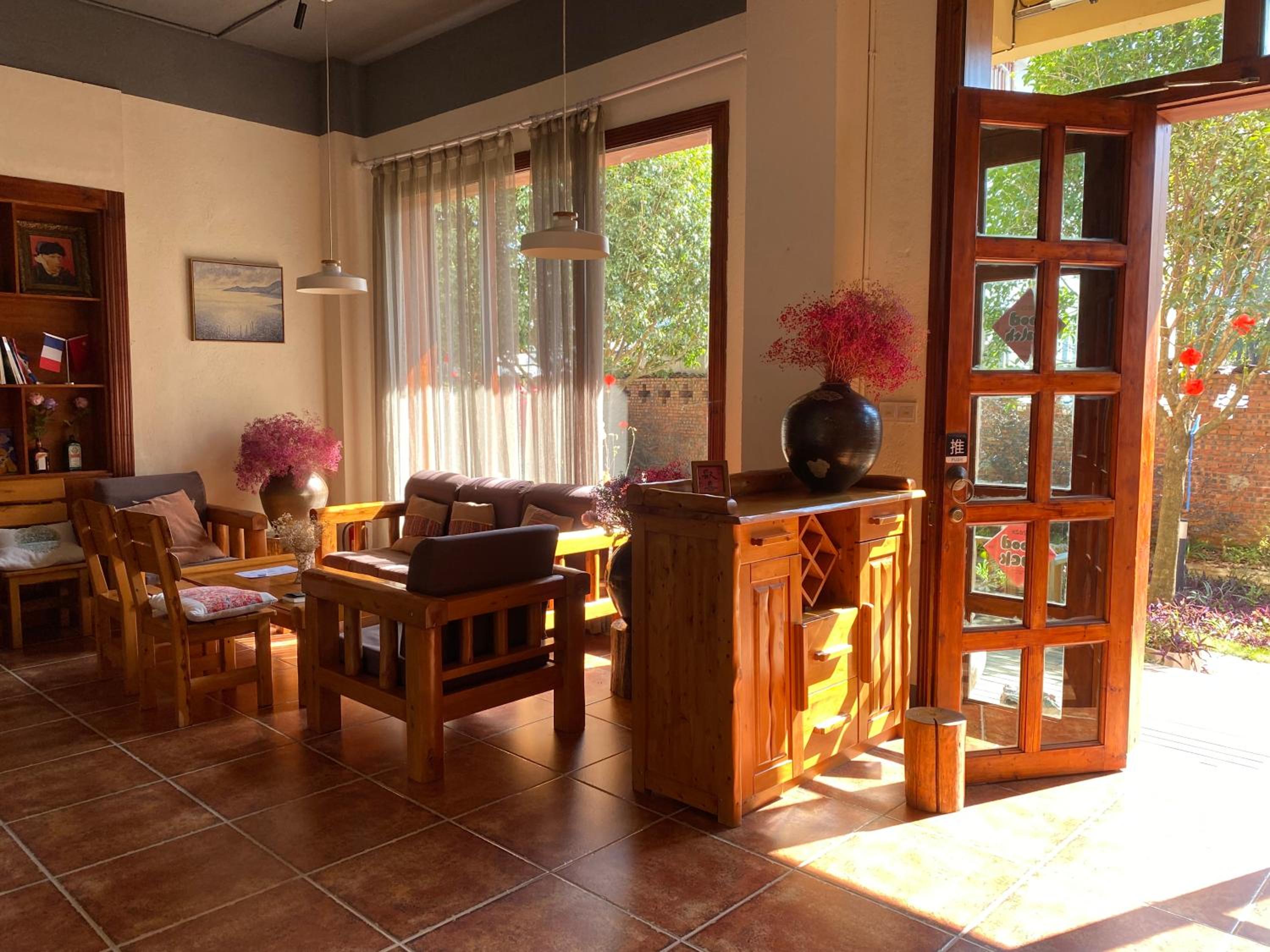 Yangshuo Eden's Social Guesthouse - Wake up to a hearty Western breakfast & fresh craft coffee & night beers & outdoor activities