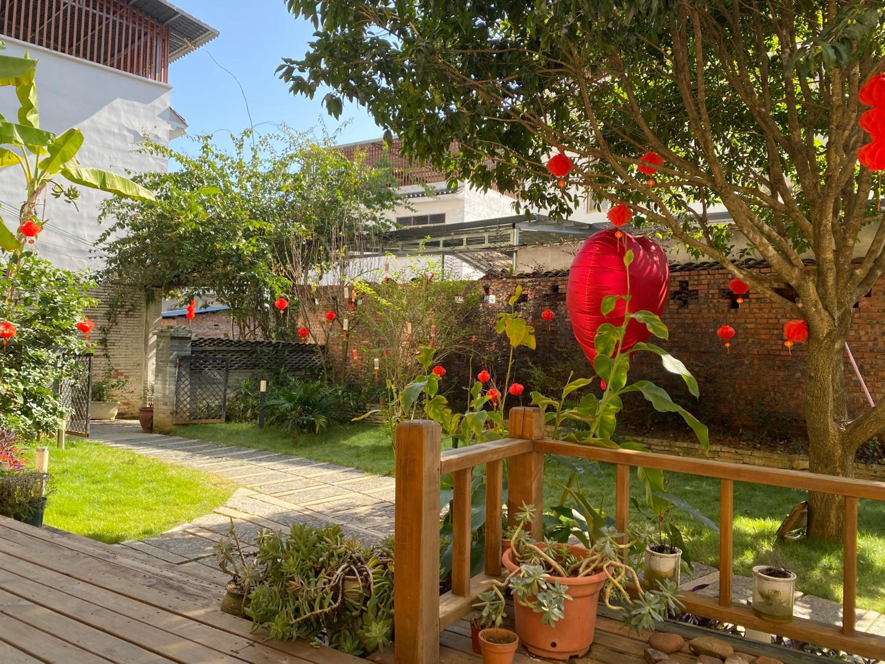 Yangshuo Eden's Social Guesthouse - Wake up to a hearty Western breakfast & fresh craft coffee & night beers & outdoor activities