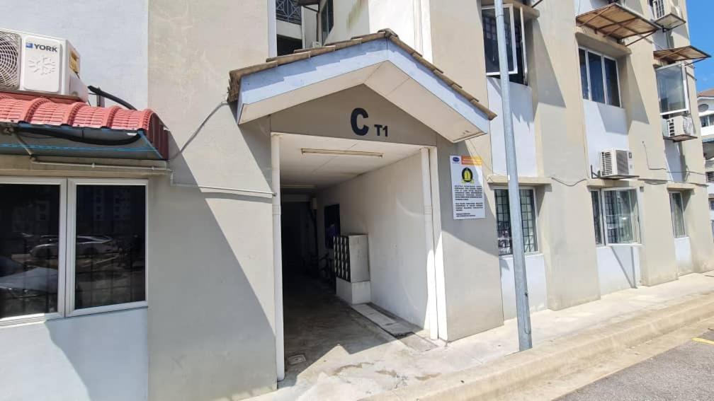 NO TOURIST 4th floor NO LIFT Comfortable 3 Room 6pax Bkt Jalil 1 free parking photo 2
