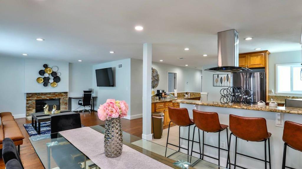 H&H Modern Lux 4BD 1 King Suite 3 Queen SoCal Disney view 5