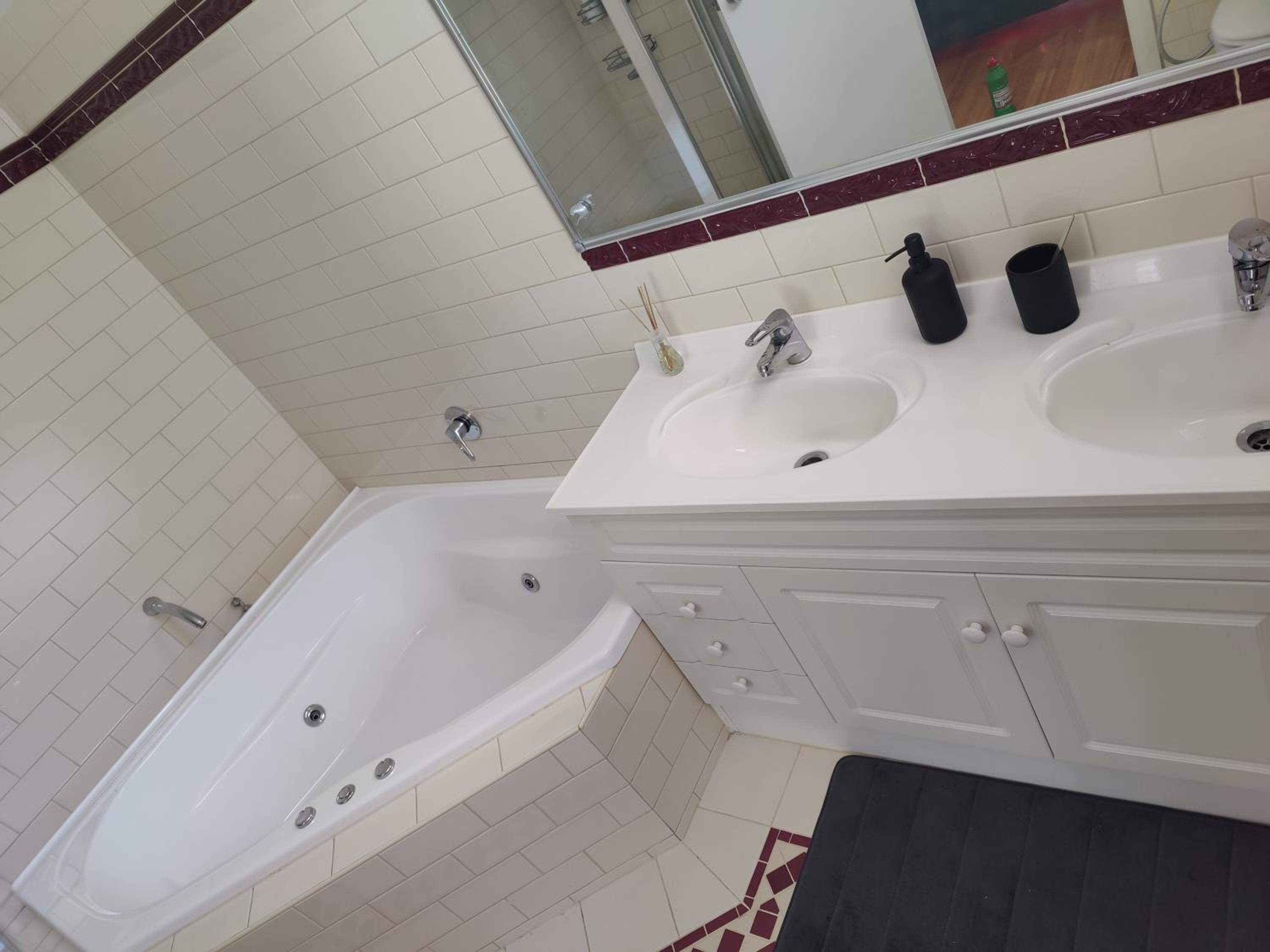 4-bedroom Acre Retreat with Pool & Garden - Pets and Long Stays Welcome
