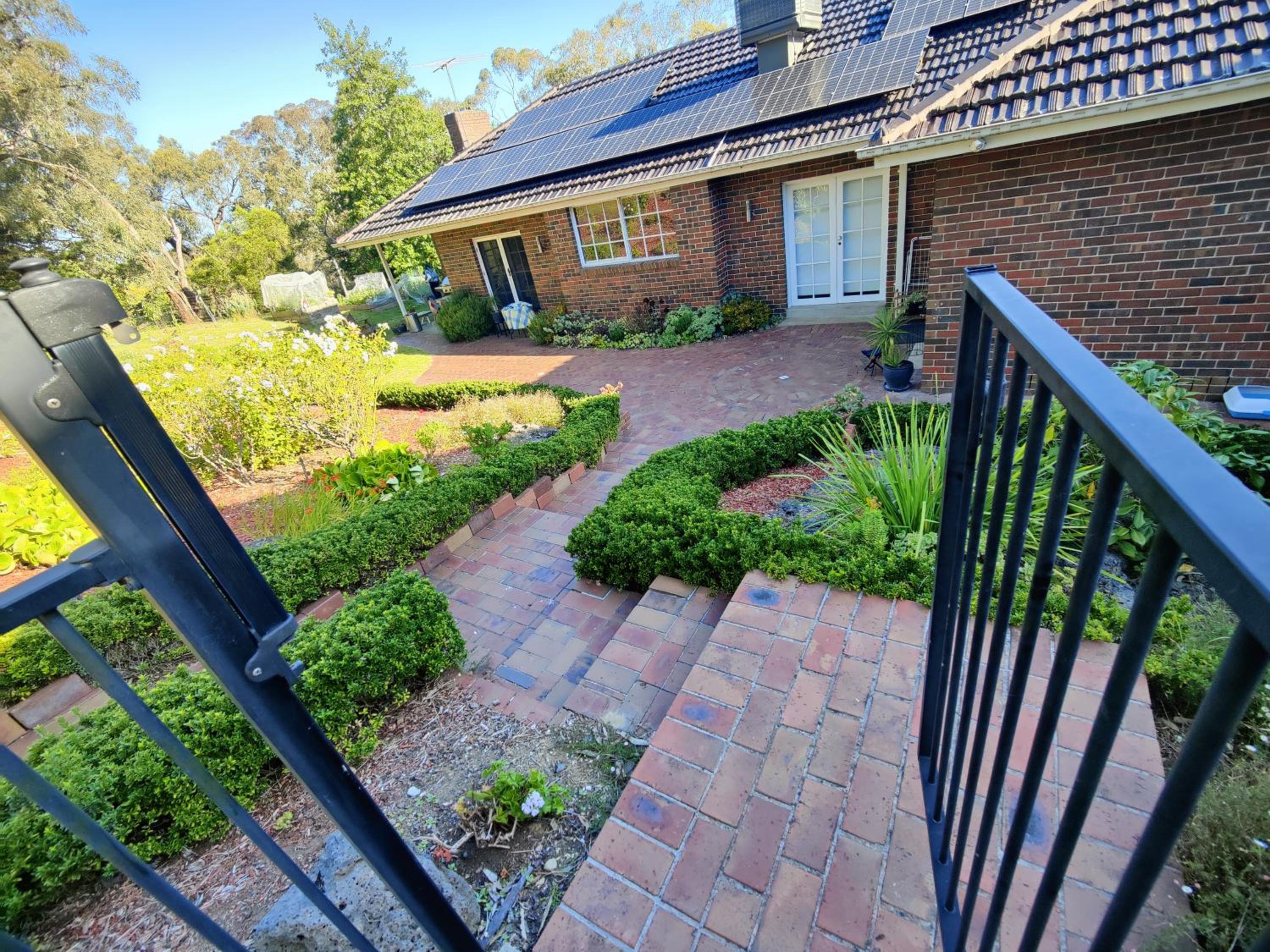 4-bedroom Acre Retreat with Pool & Garden - Pets and Long Stays Welcome