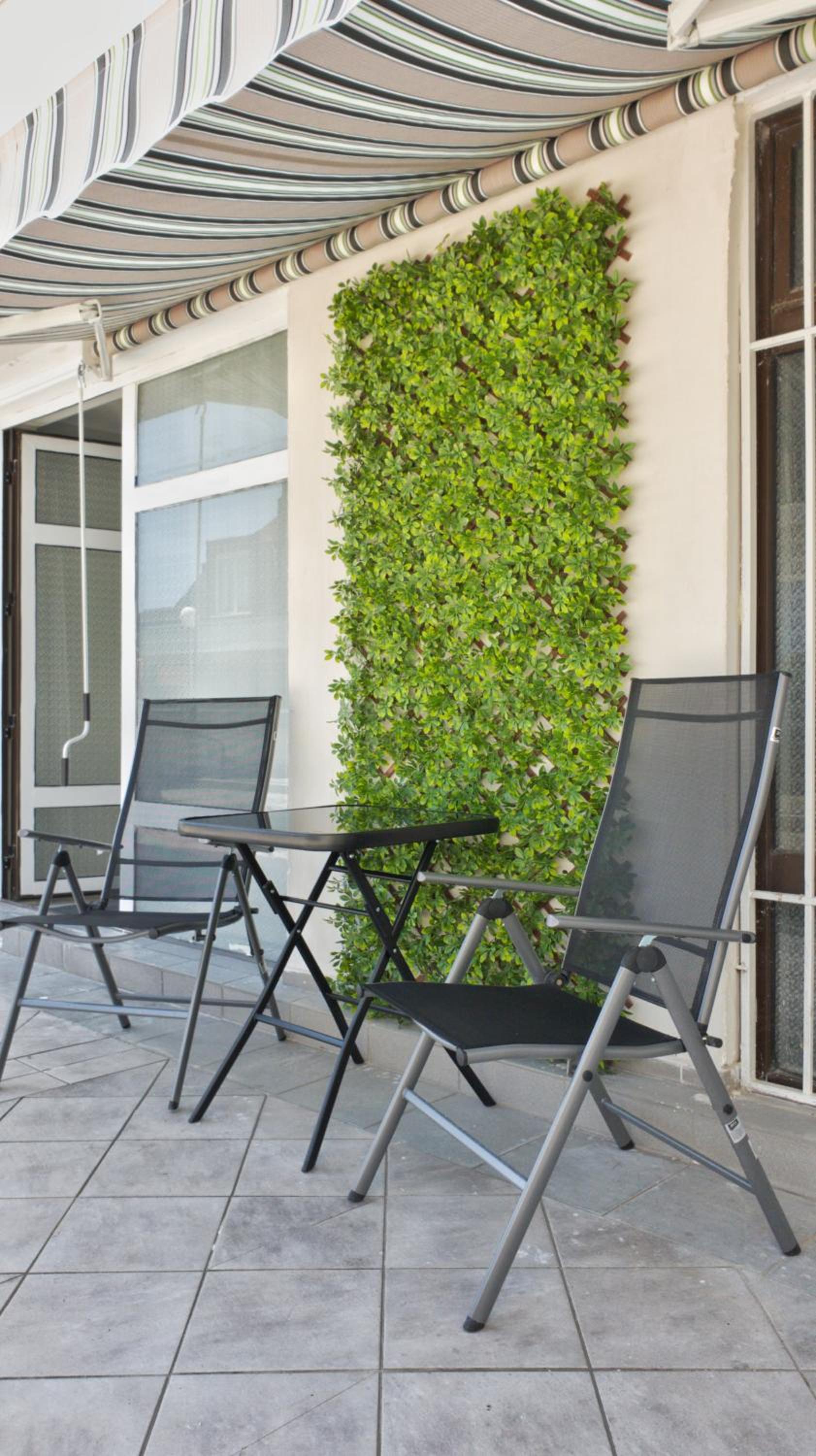 Cozy studio near the park with huge verandah Free parking