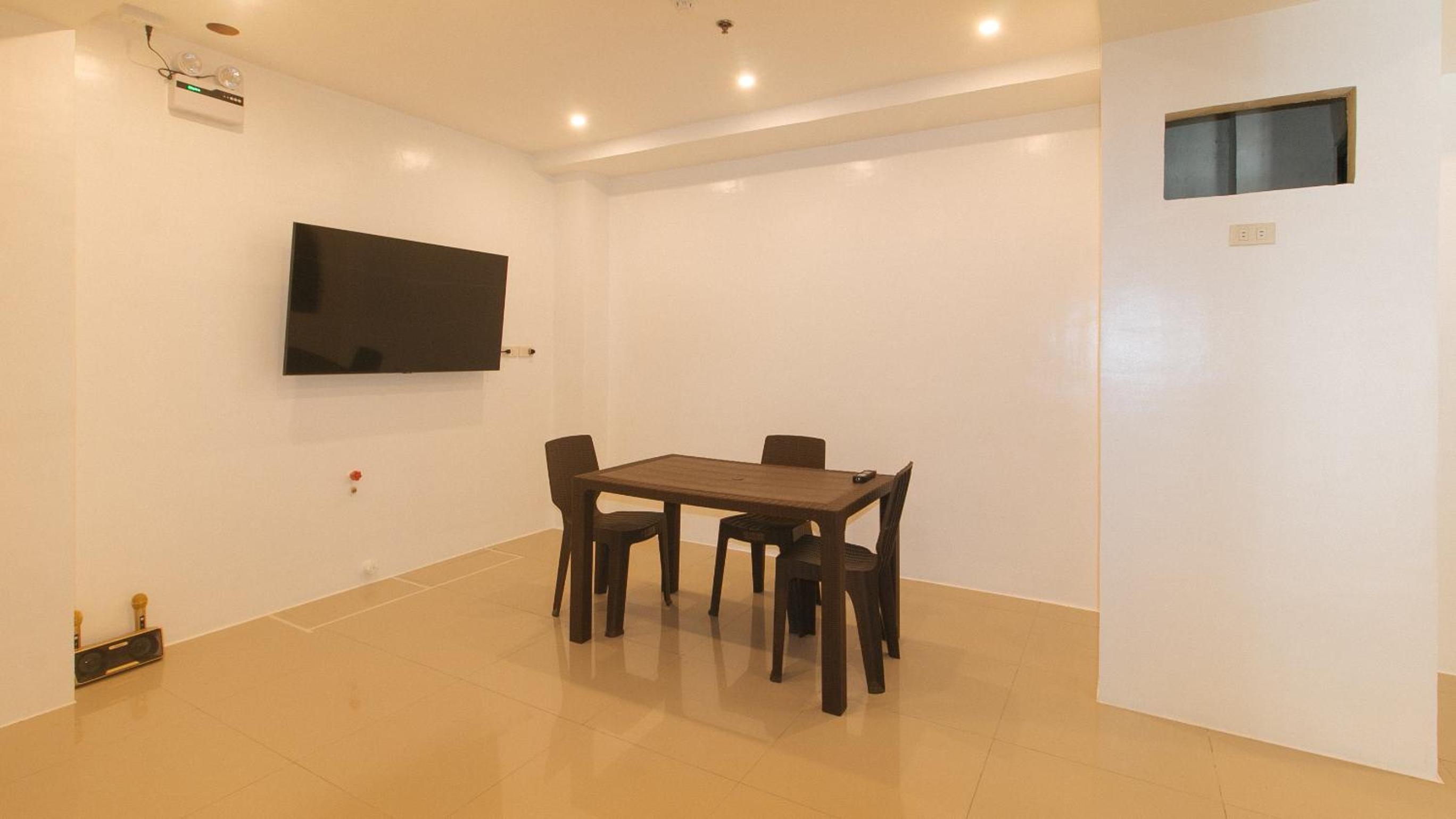 RedDoorz @ Innzz Apartel view 4