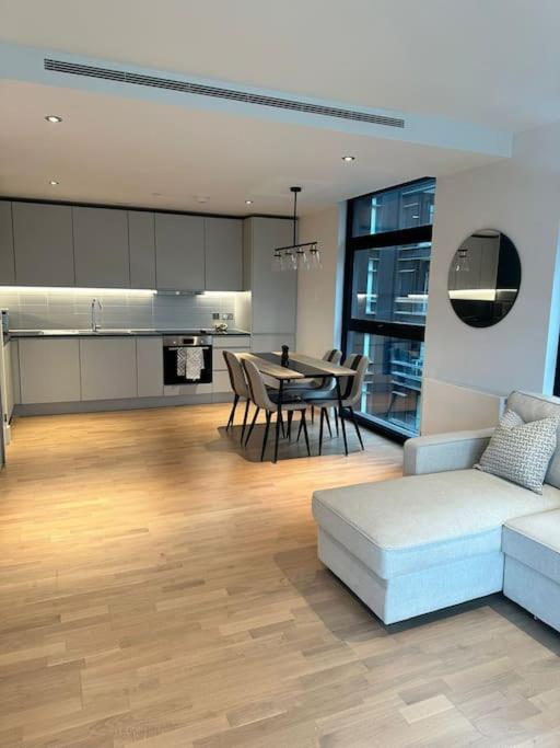 Stylist 2 Bedroom Apartment in Central London