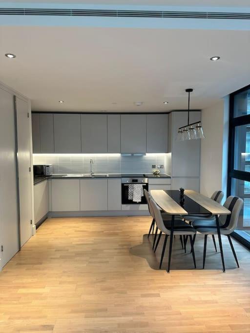 Stylist 2 Bedroom Apartment in Central London