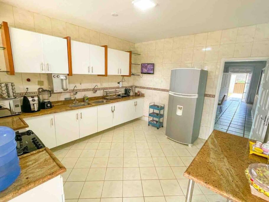 Casa com 5 quartos e vista para o mar a 170m da praia