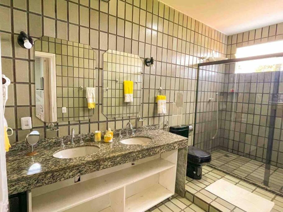 Casa com 5 quartos e vista para o mar a 170m da praia