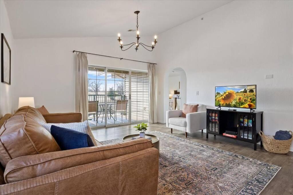 Penthouse condo on golf course. Close to landing! view 4