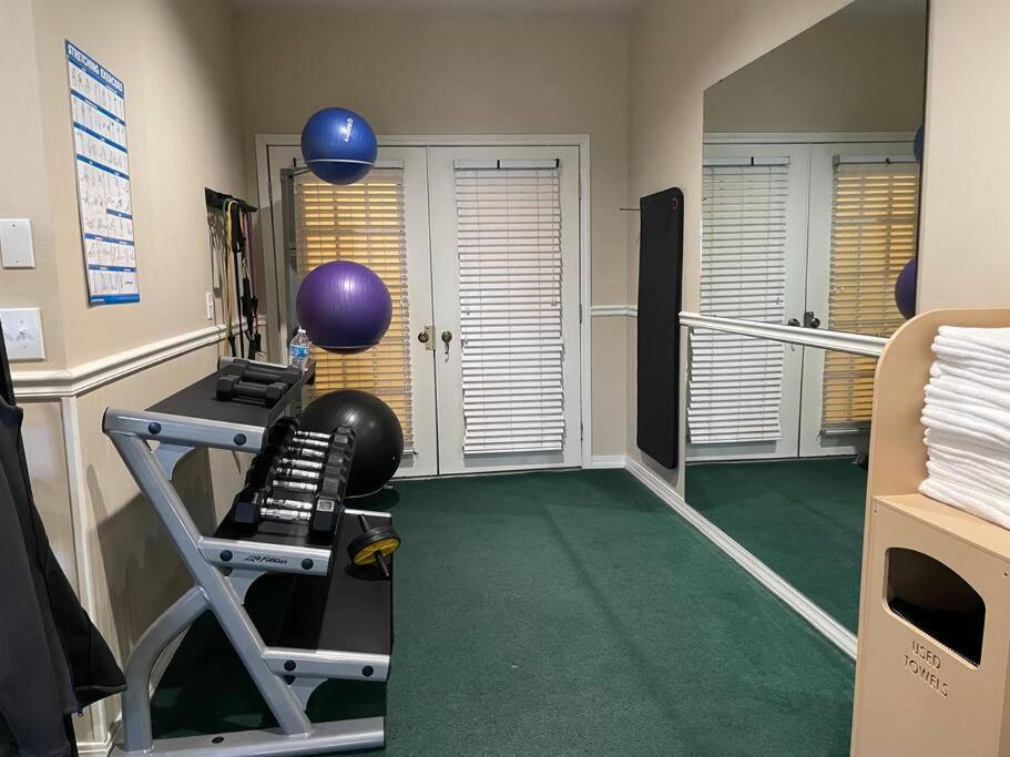 Penthouse condo on golf course. Close to landing! view 5