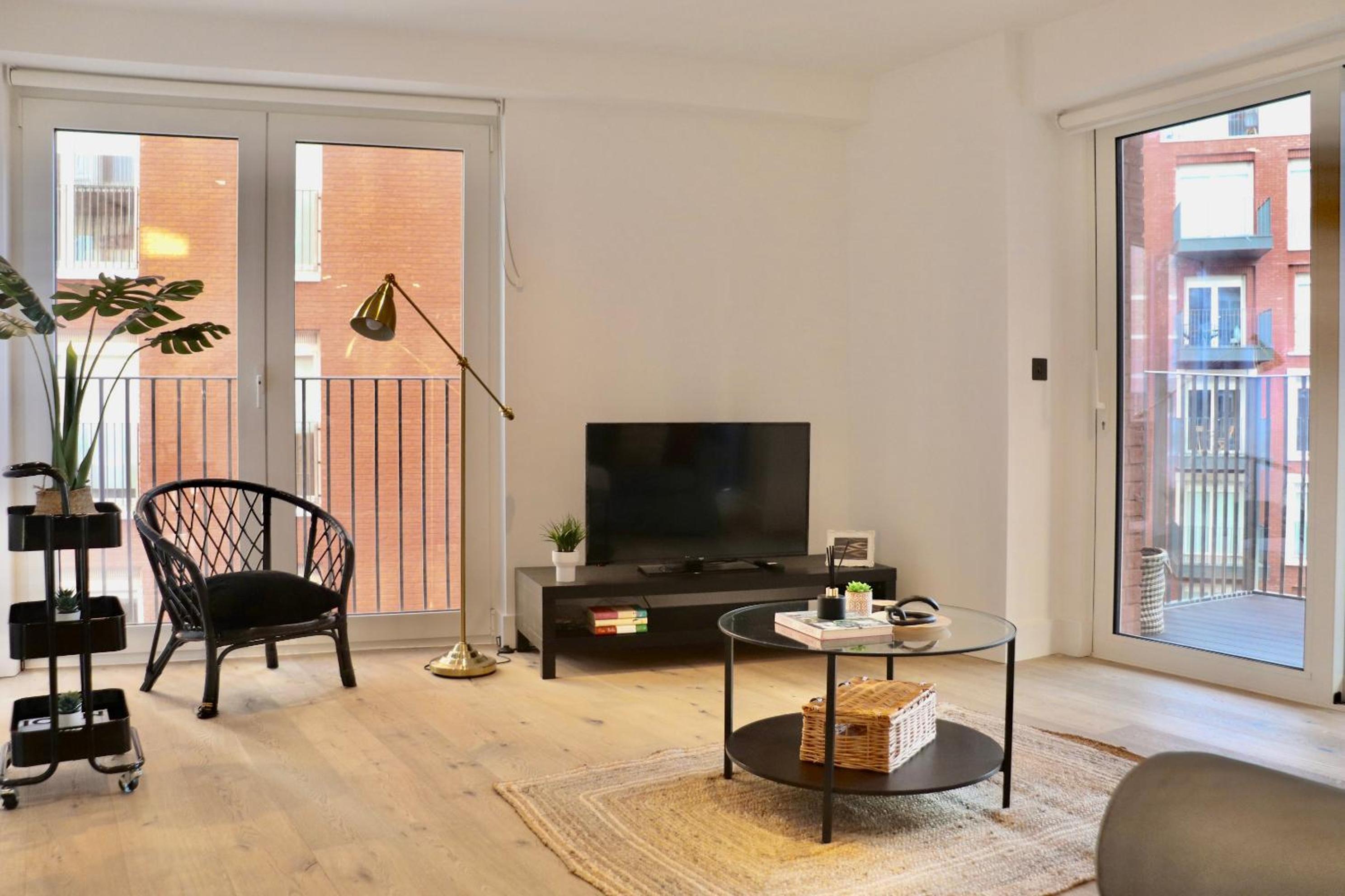 Luxury 2 Bed Apartment Vauxhall, Balcony, Sleeps 6, Central London - Open for Business stays, Long Stays, Families Relocating