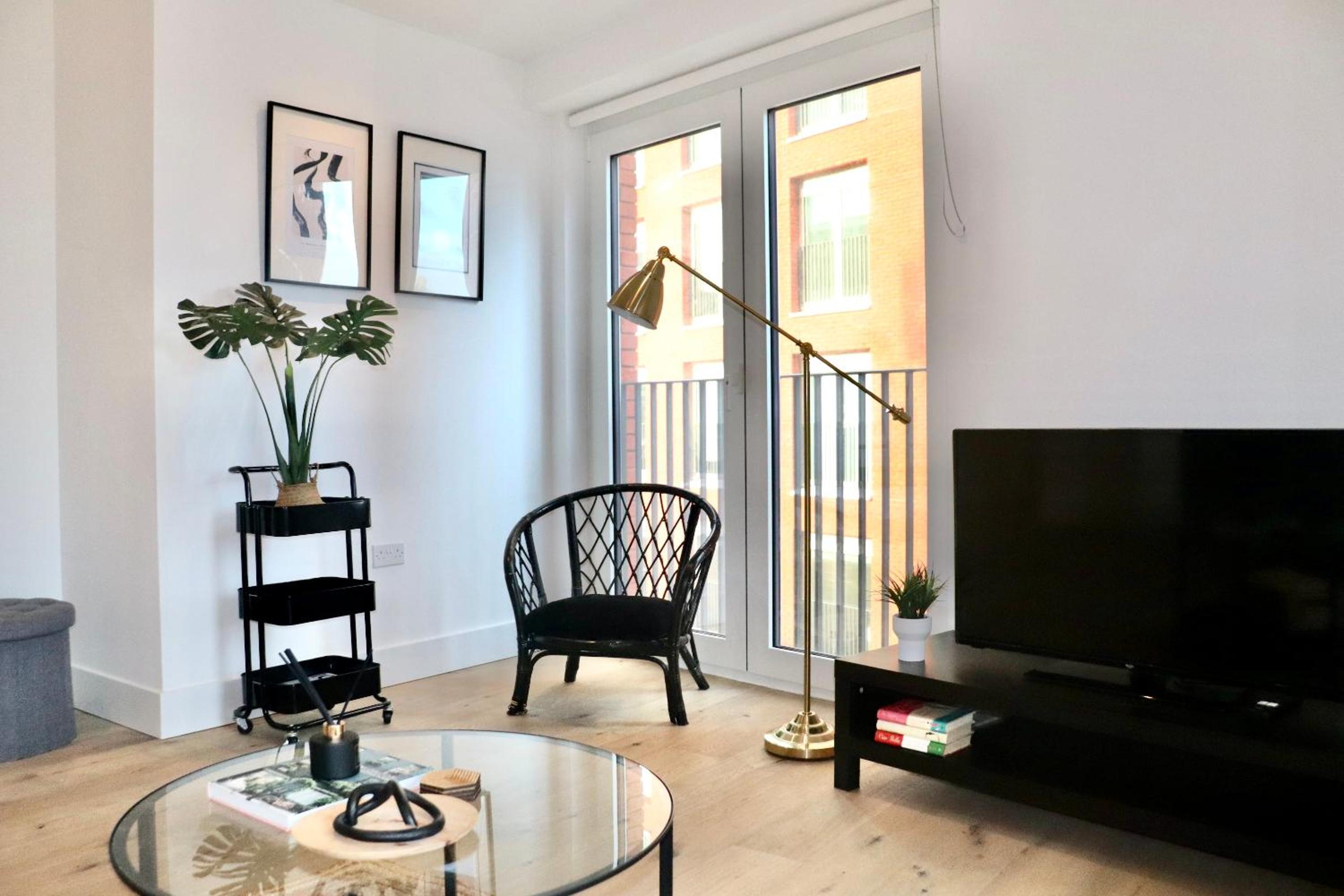 Luxury 2 Bed Apartment Vauxhall, Balcony, Sleeps 6, Central London - Open for Business stays, Long Stays, Families Relocating