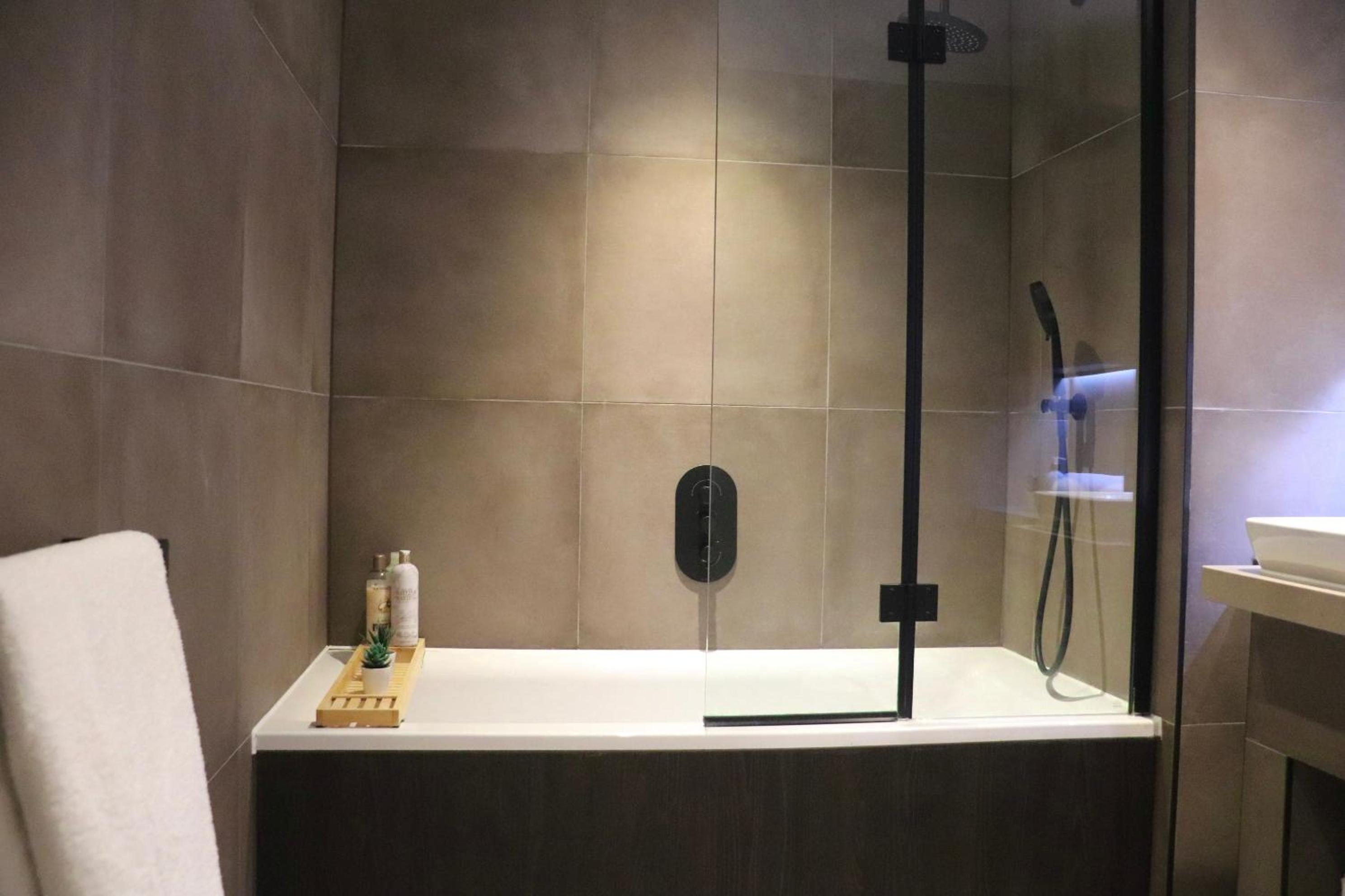 Luxury 2 Bed Apartment Vauxhall, Balcony, Sleeps 6, Central London - Open for Business stays, Long Stays, Families Relocating