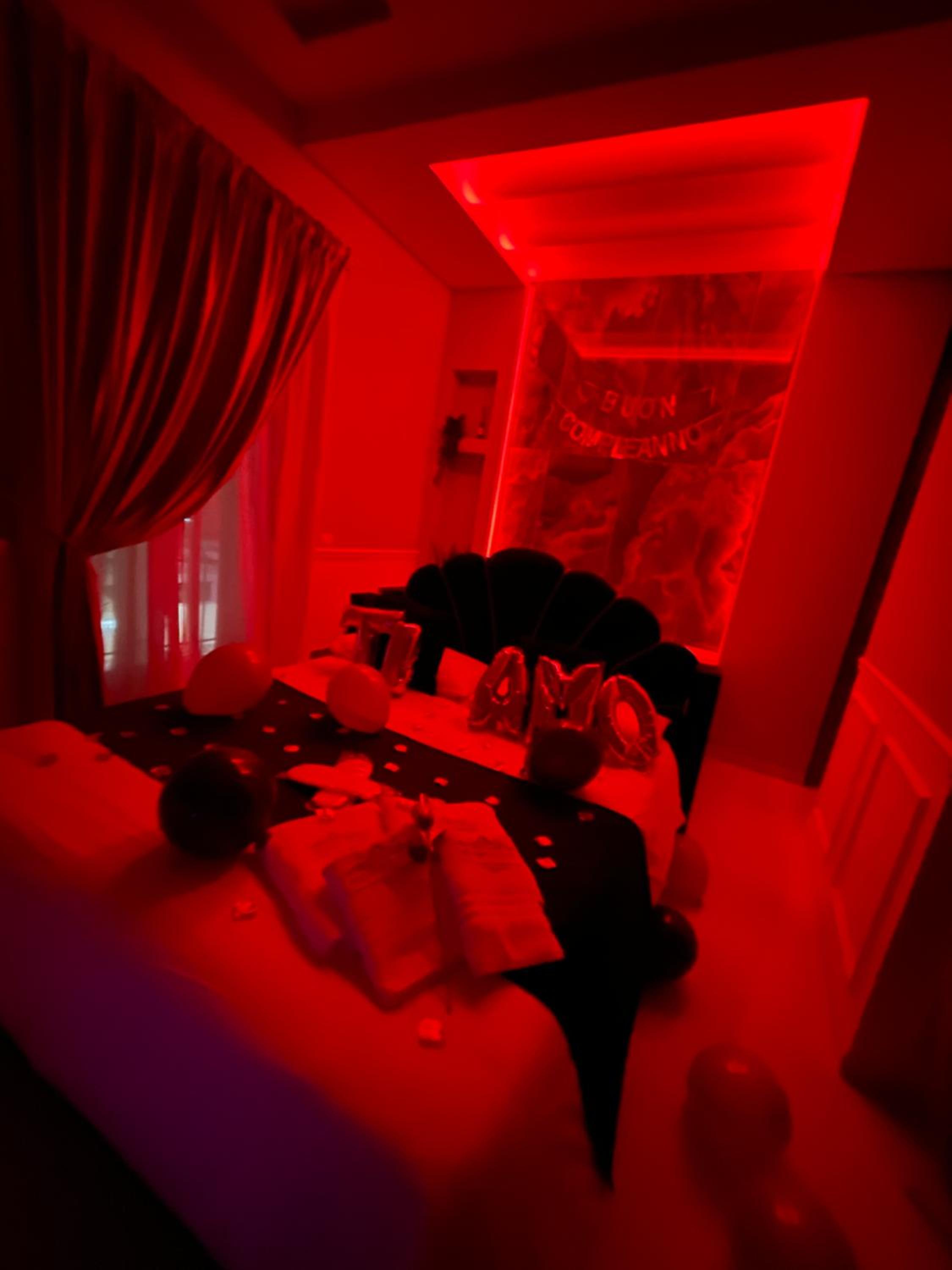Sunny Suite Napoli - Jacuzzi Romantic Rooms near Central Station & Historic Center