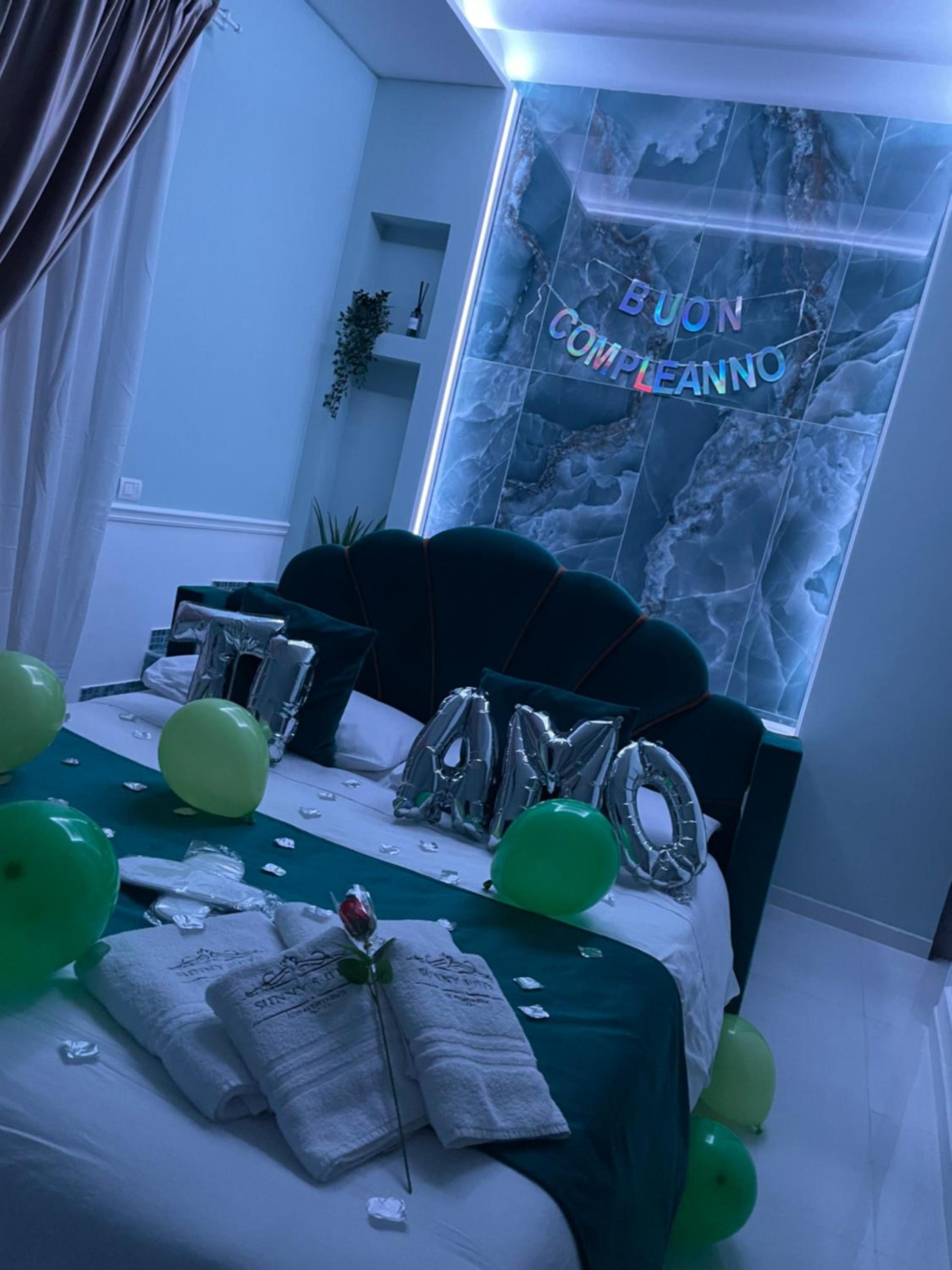 Sunny Suite Napoli - Jacuzzi Romantic Rooms near Central Station & Historic Center