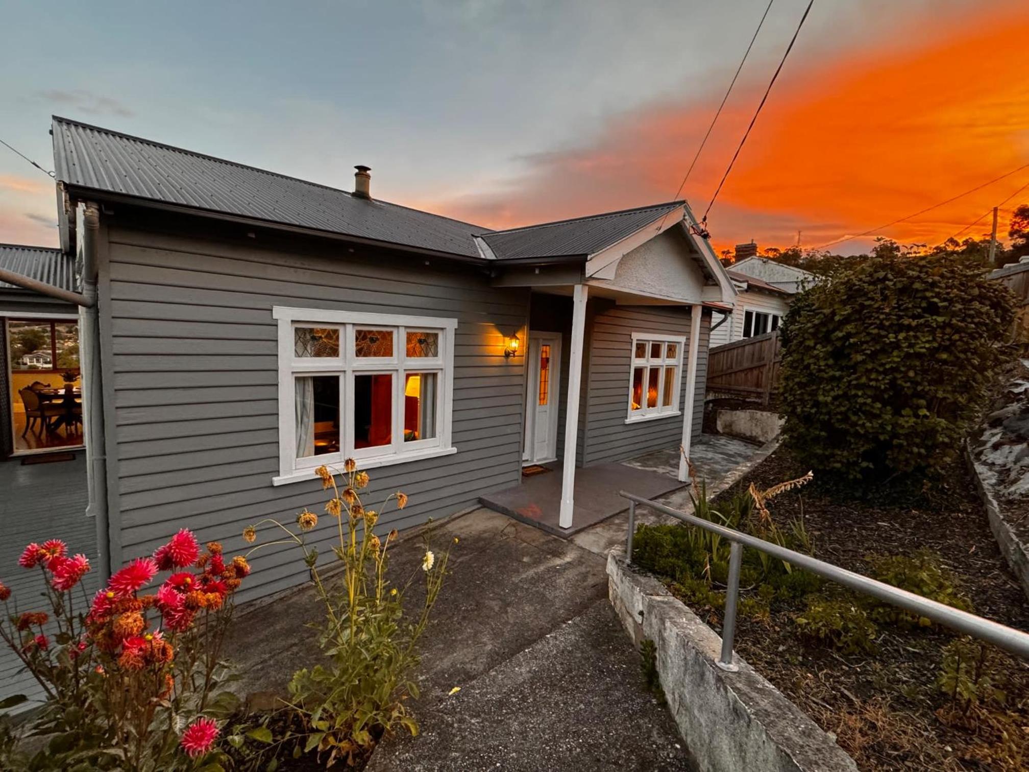 Renovated Cottage Near Cataract Gorge Launceston