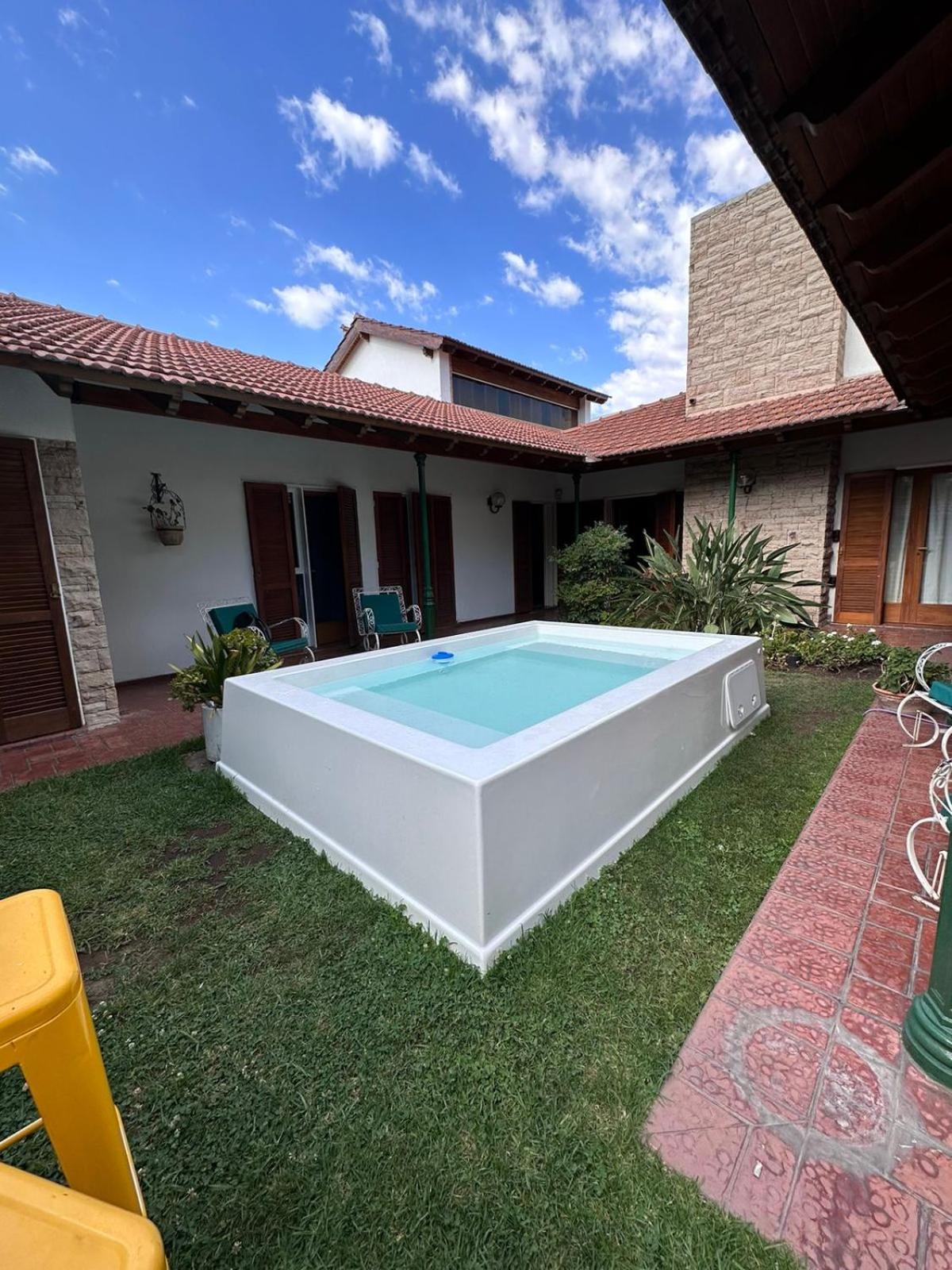 Valentino House piscina internet parking desayuno