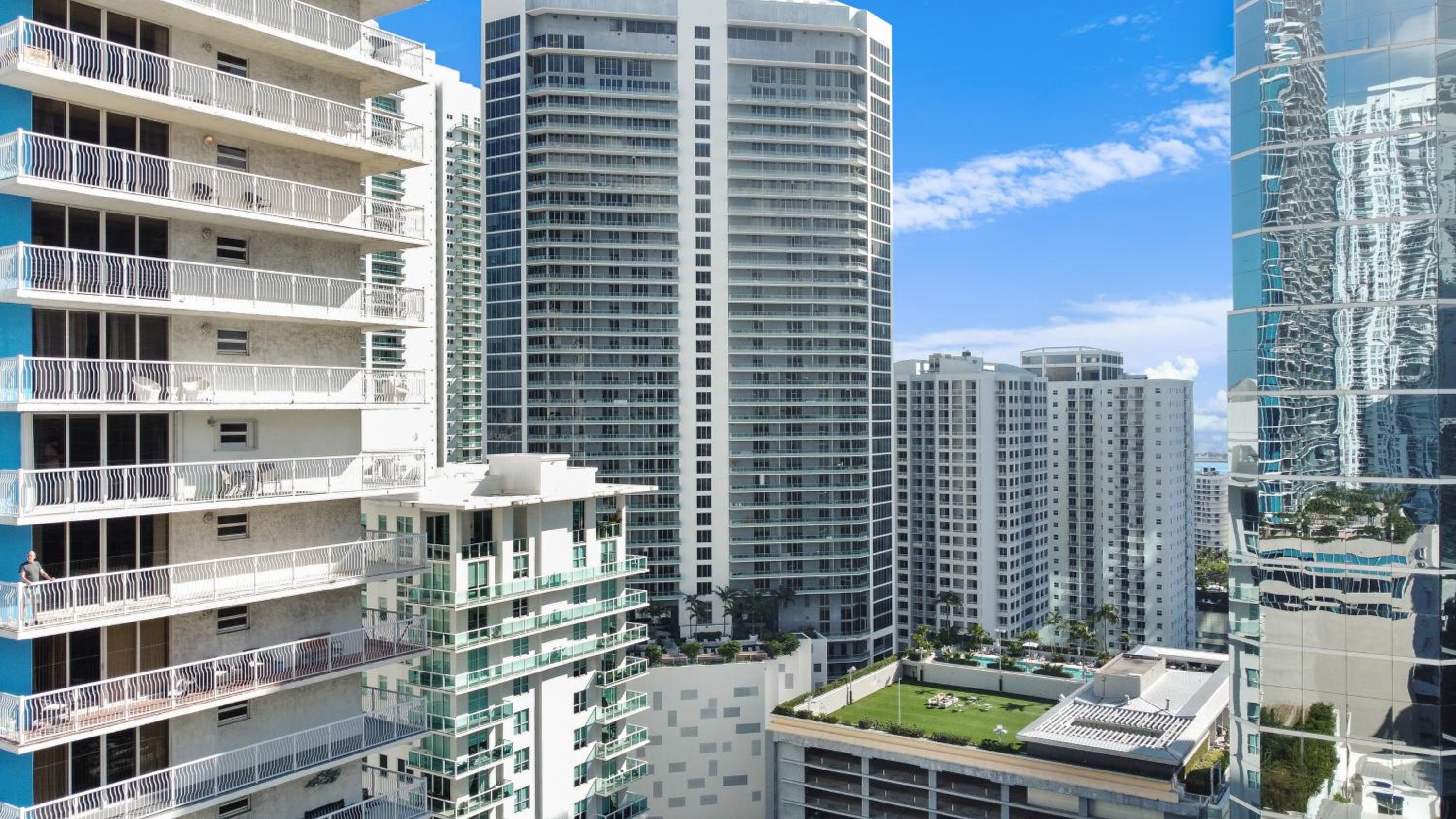 Upscale Brickell 2 bedroom with water views and free parking
