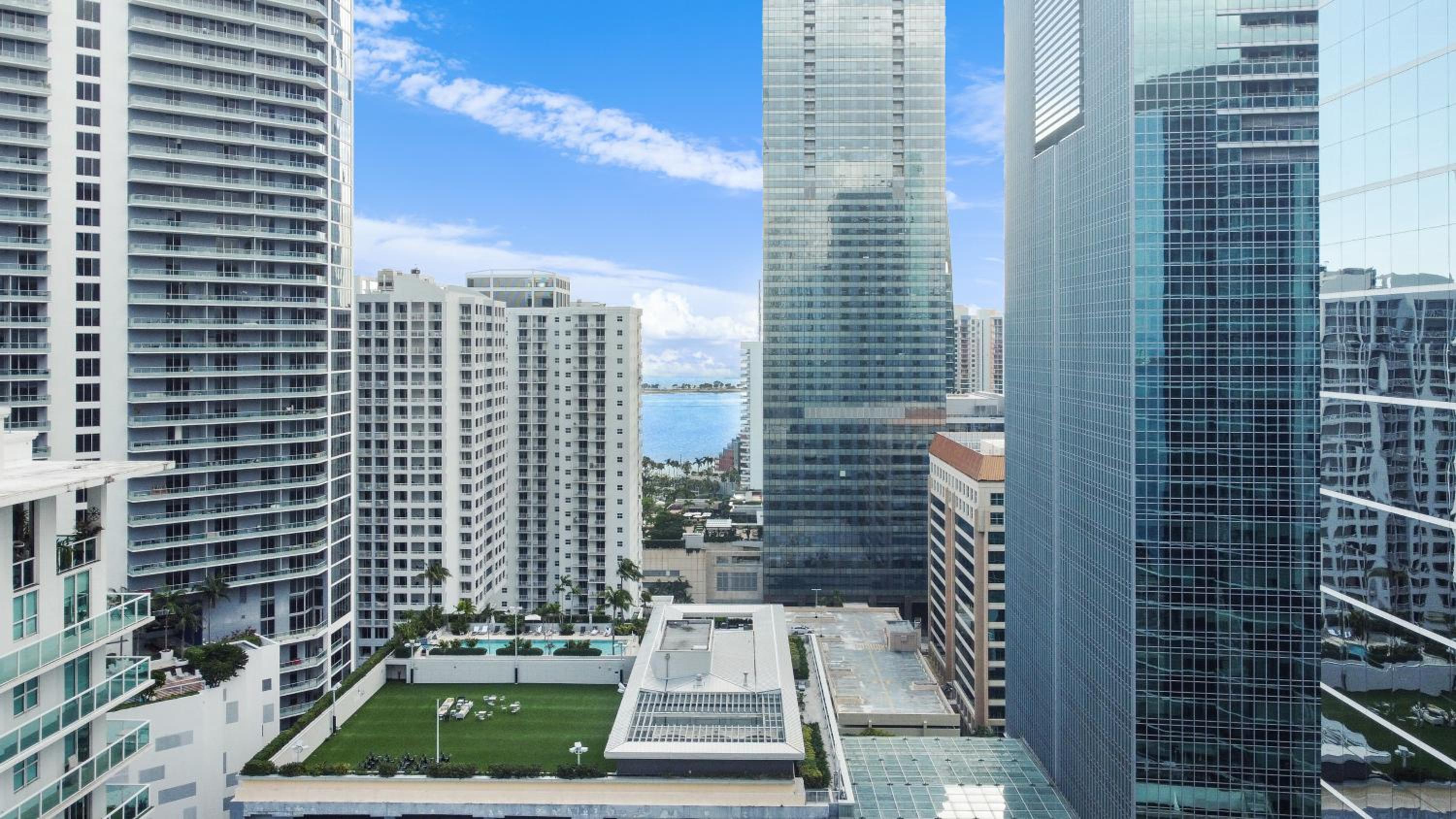 Upscale Brickell 2 bedroom with water views and free parking