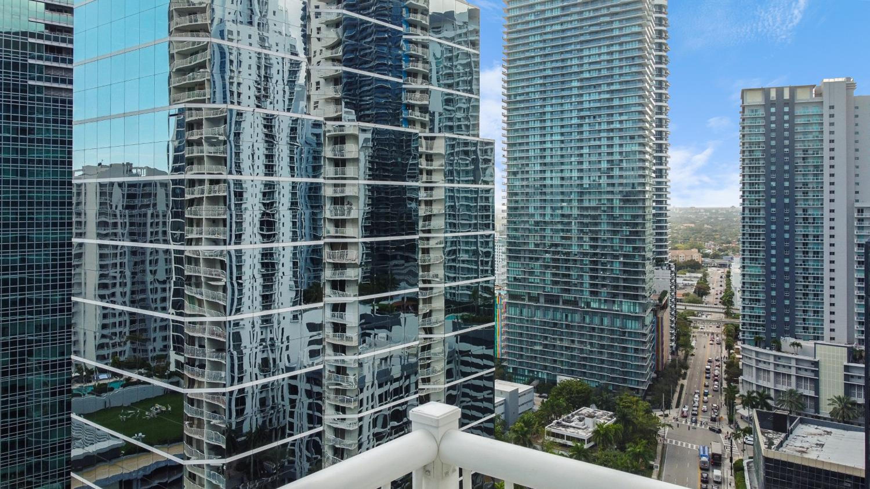 Upscale Brickell 2 bedroom with water views and free parking