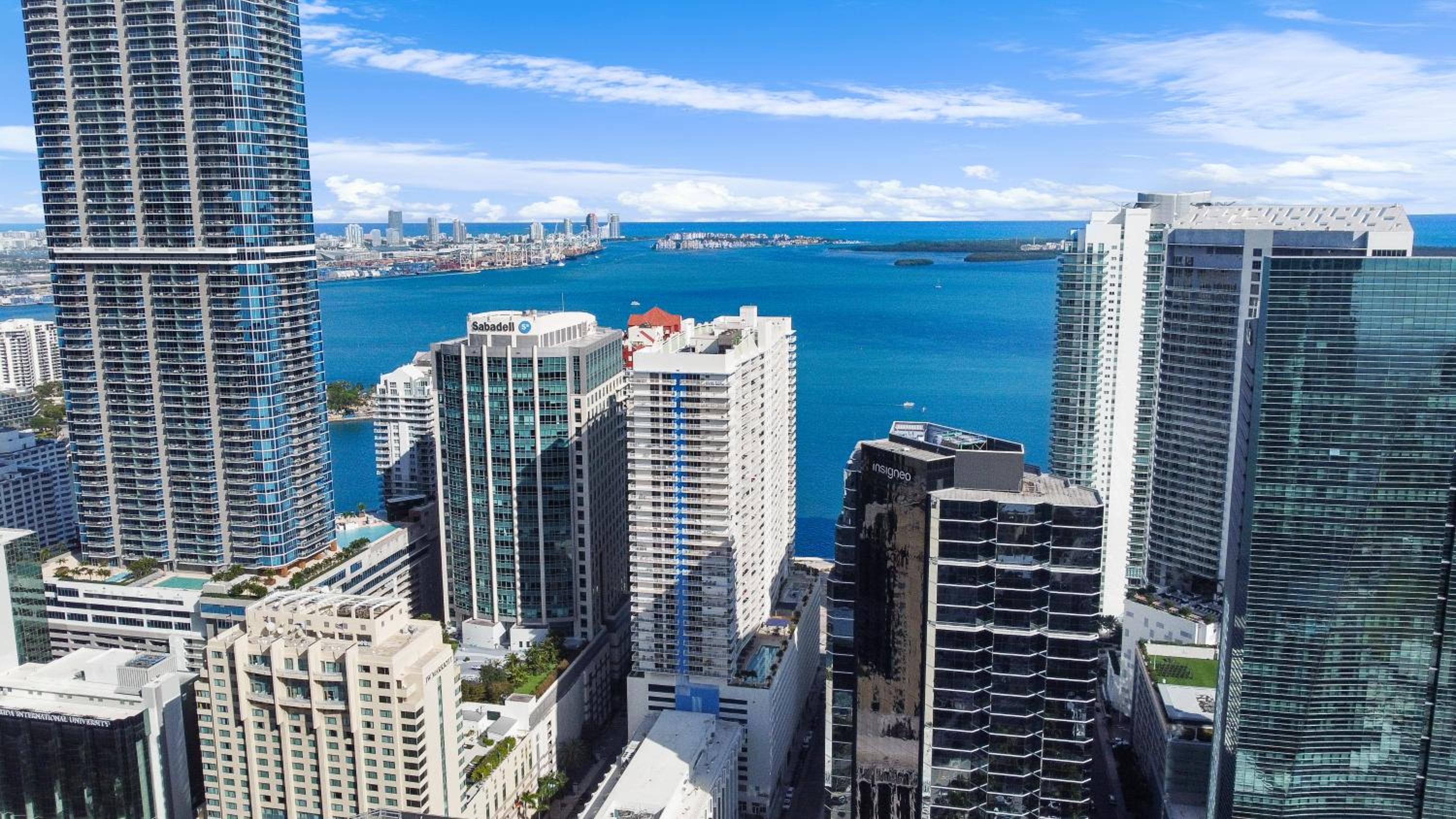 Upscale Brickell 2 bedroom with water views and free parking