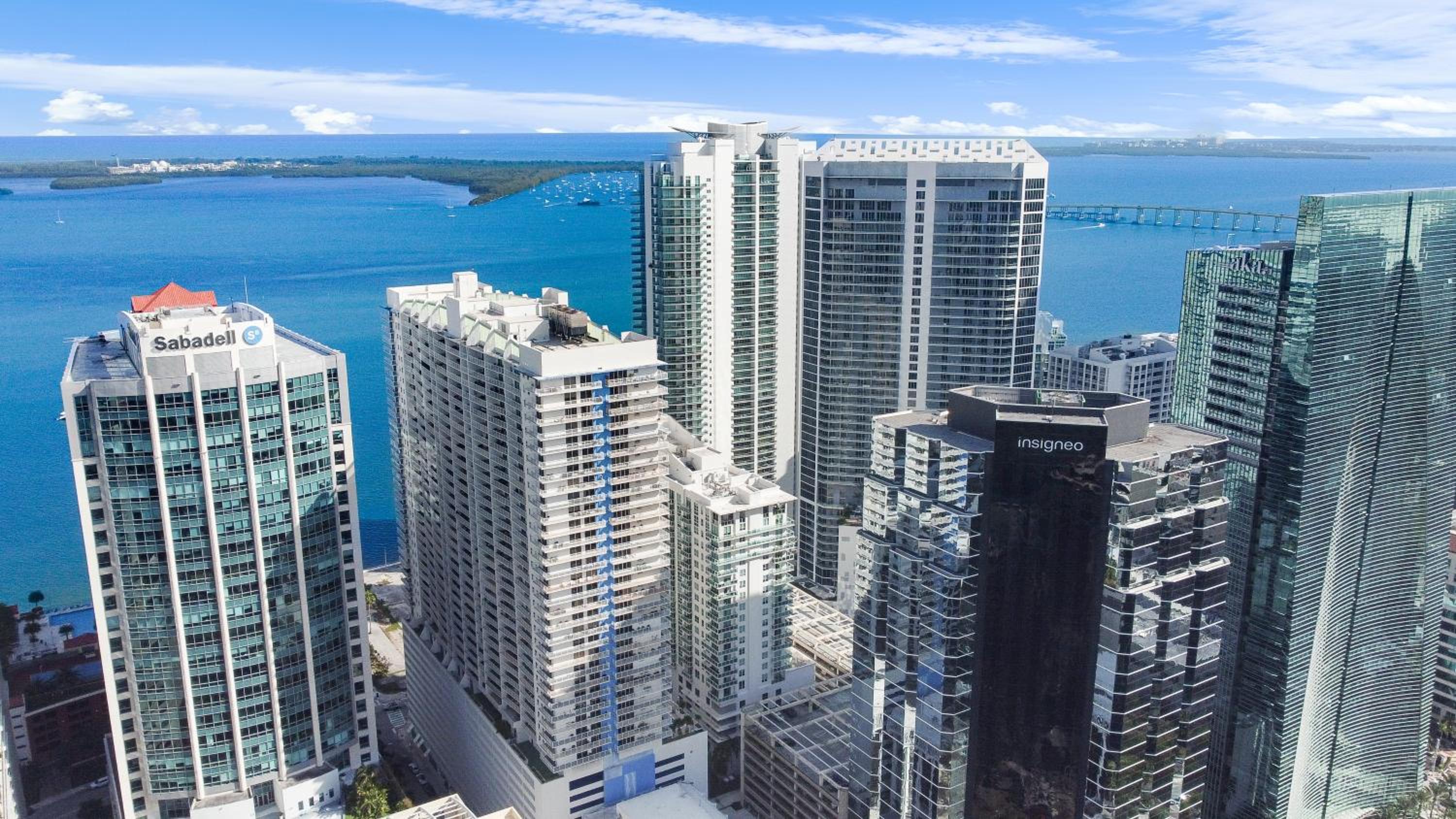 Upscale Brickell 2 bedroom with water views and free parking