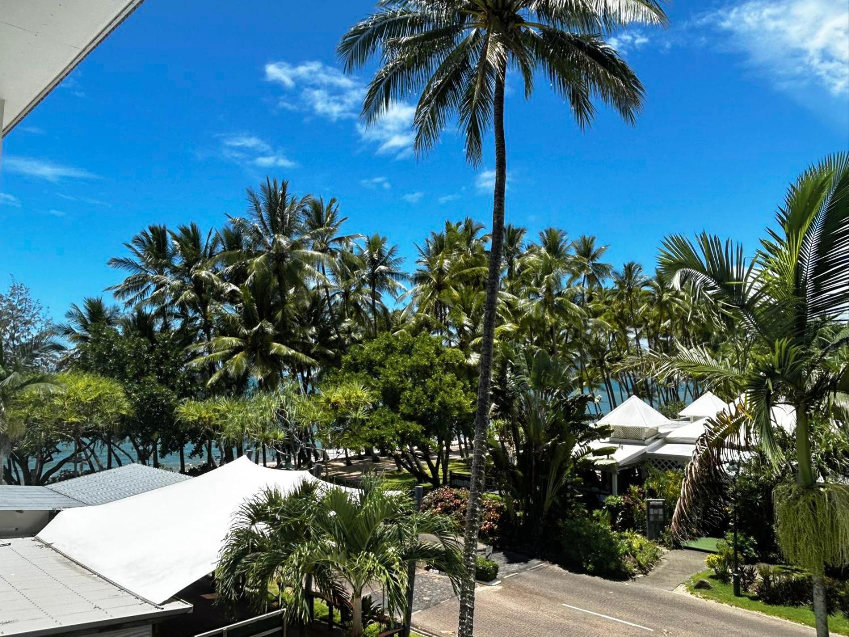 Palm Cove Beachside Apartment - Sea & Mountain Views