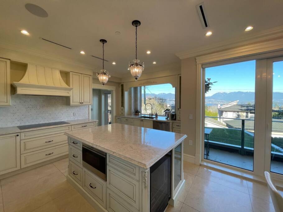 Oceanview Luxury 4-bedrooms Vancouver Point Grey