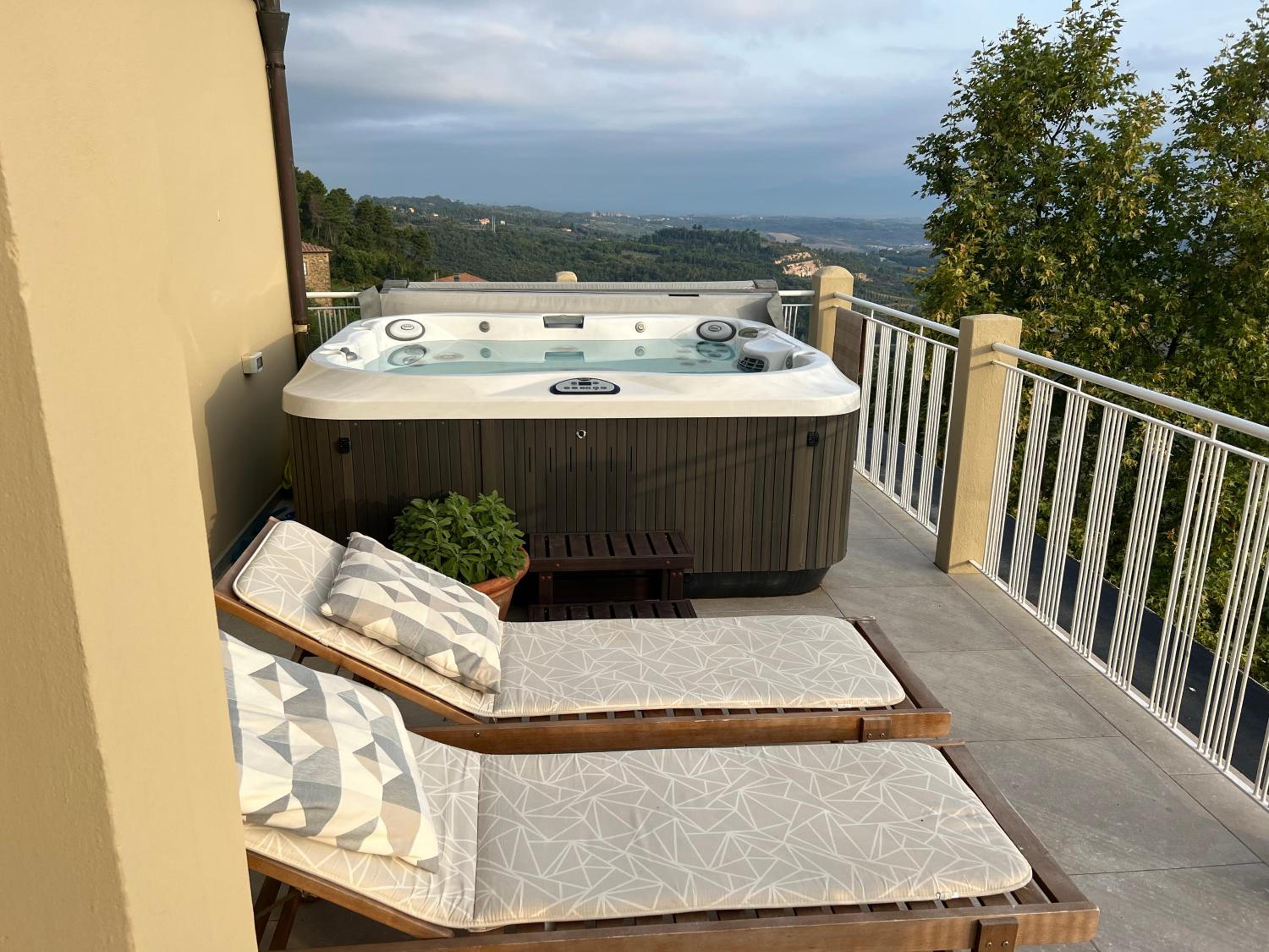 PANORAMA TERAZZA CON JACUZZI en Rivalto — balance & terrace