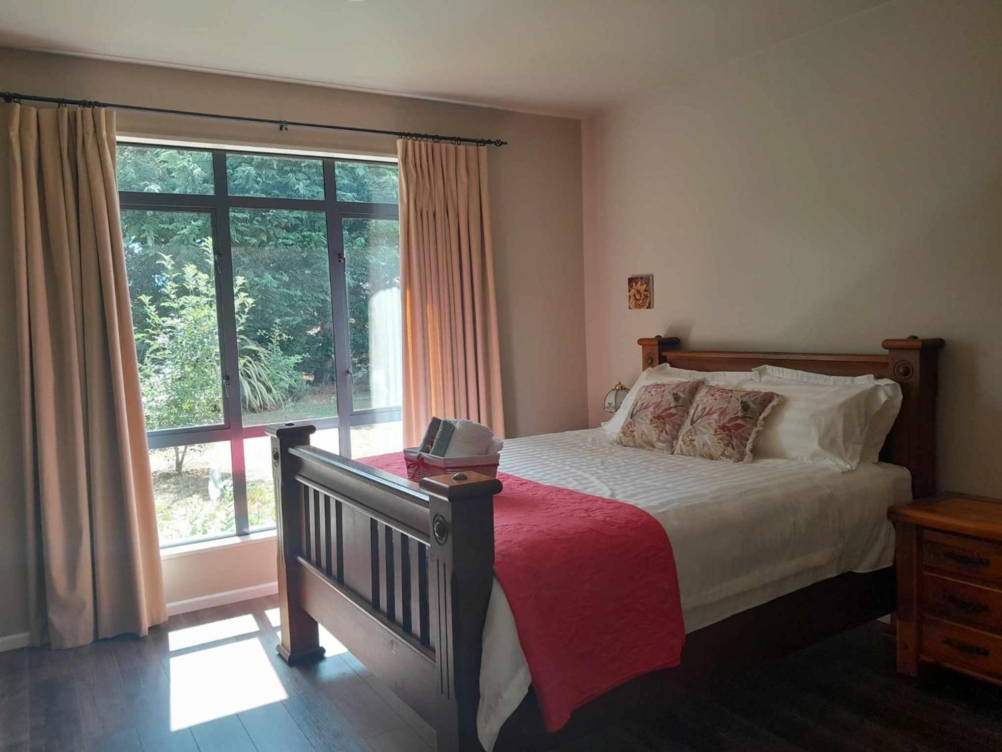 Springfield Retreat 4 bedrooms view 2