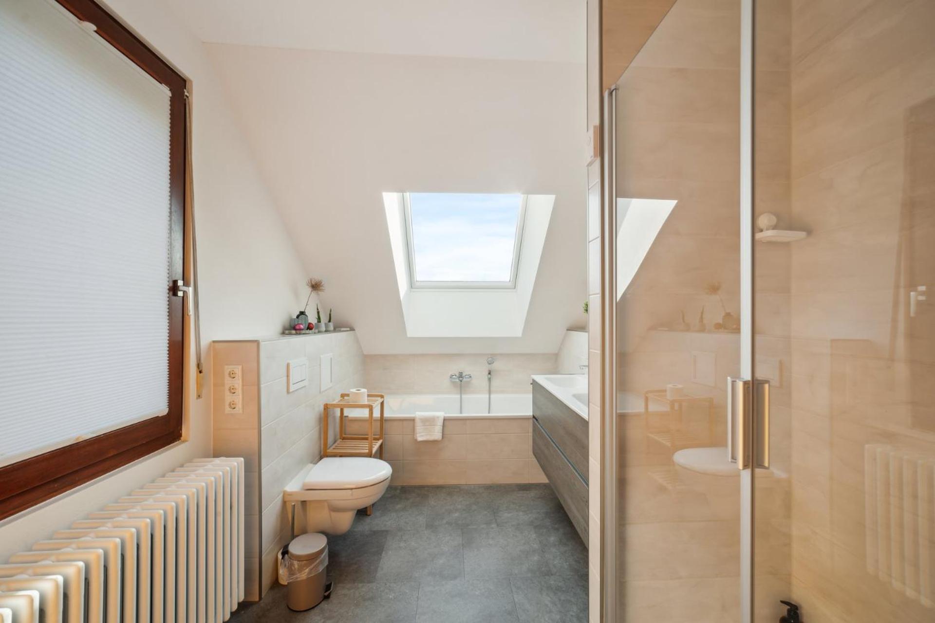 Salí Homes K39 Monte-Carlo -Spacious 6-Bedroom Apartment with Terrace and Garden Views in Bayreuth Ideal for Groups