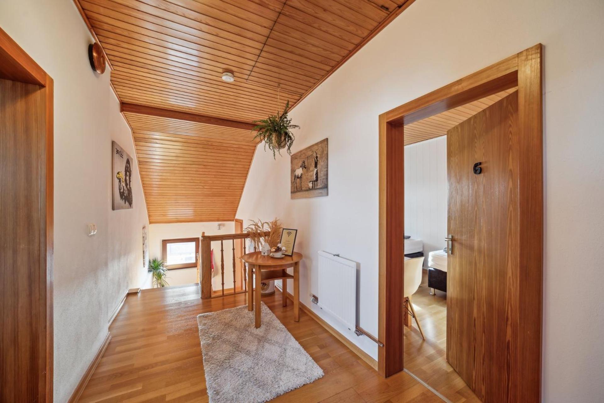 Salí Homes K39 Monte-Carlo -Spacious 6-Bedroom Apartment with Terrace and Garden Views in Bayreuth Ideal for Groups