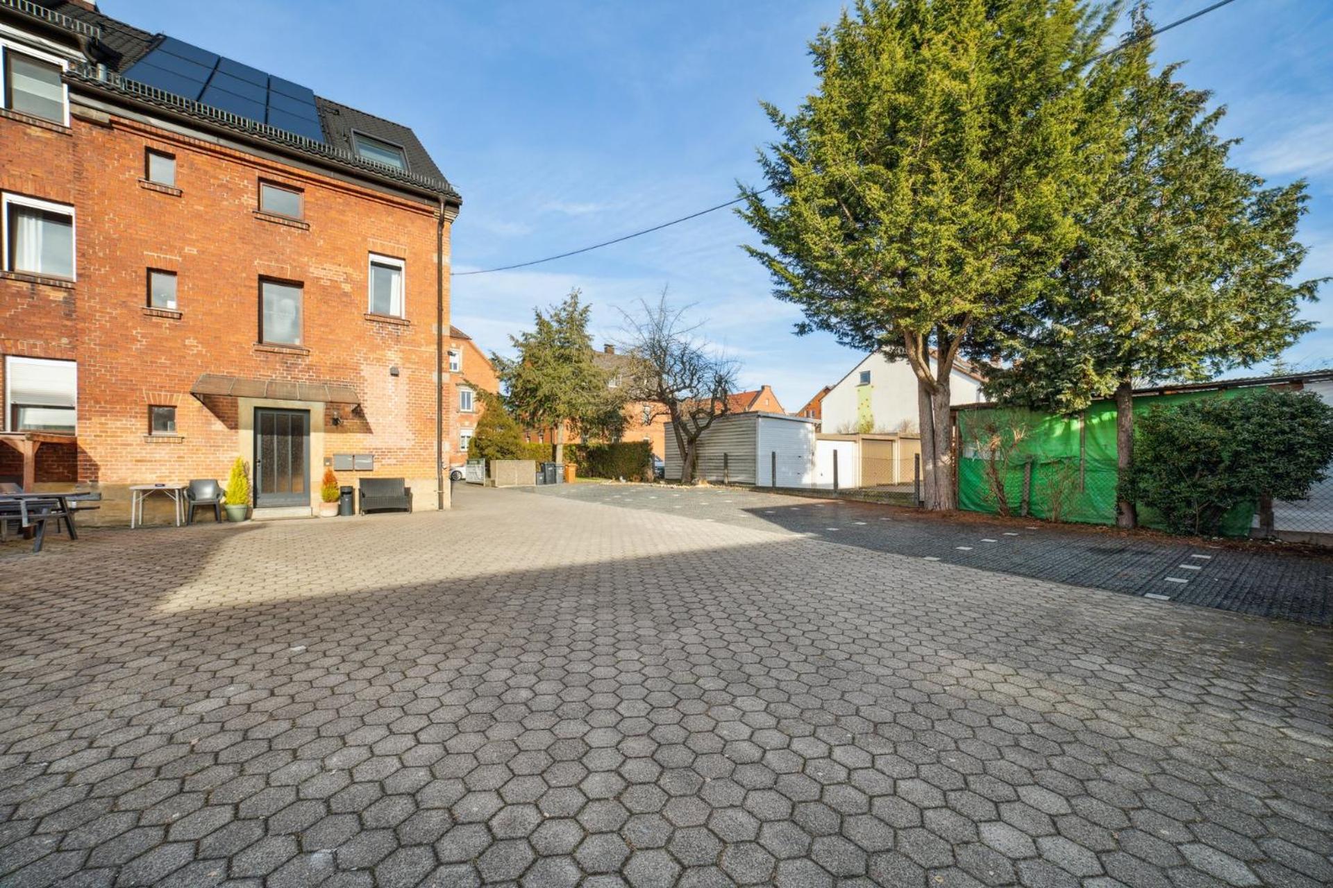 Salí Homes K39 Monte-Carlo -Spacious 6-Bedroom Apartment with Terrace and Garden Views in Bayreuth Ideal for Groups