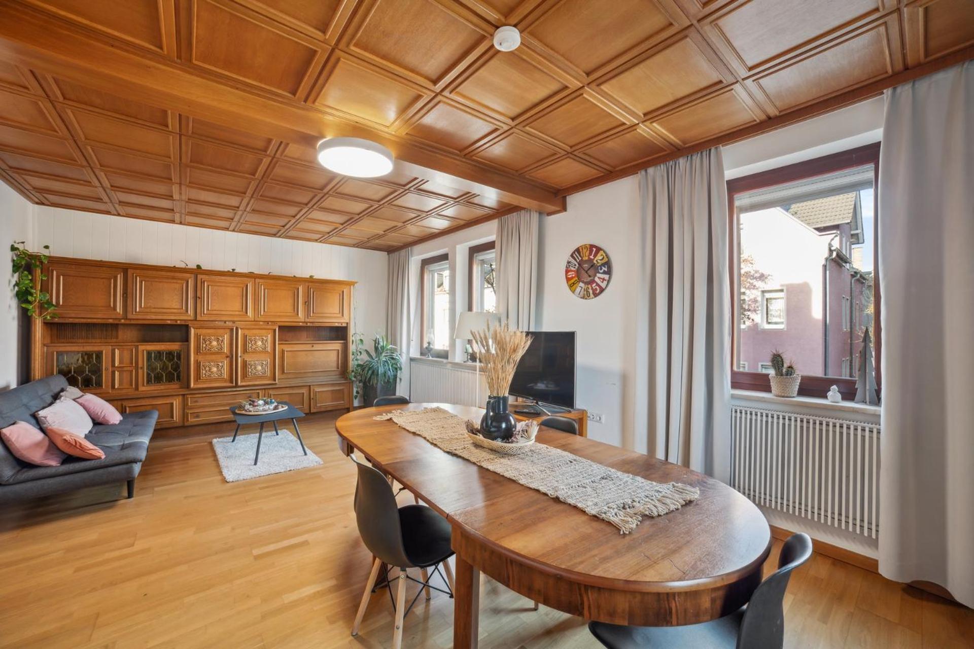 Salí Homes K39 Monte-Carlo -Spacious 6-Bedroom Apartment with Terrace and Garden Views in Bayreuth Ideal for Groups