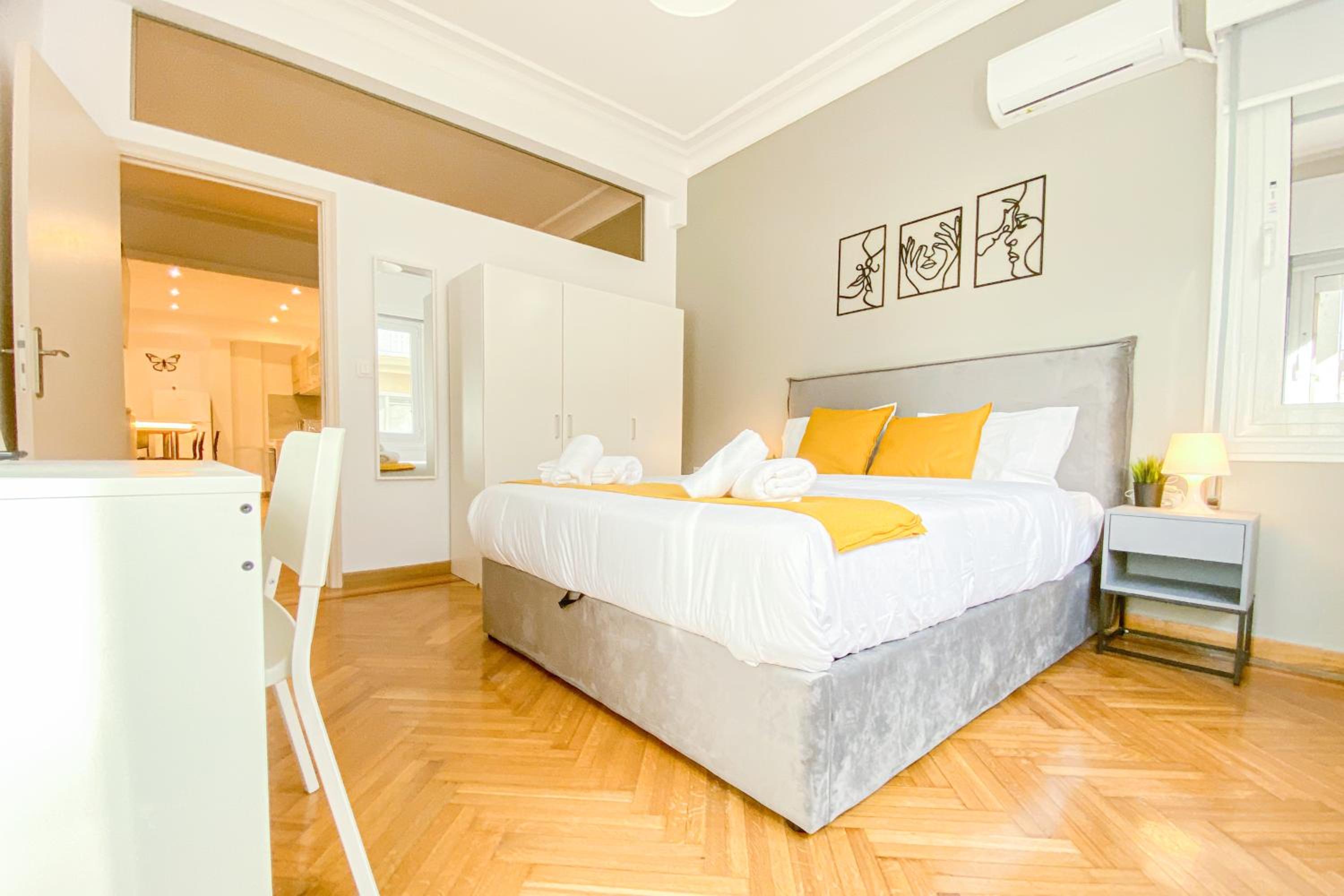 Syntagma square, 100sqm Luxurious family apt
