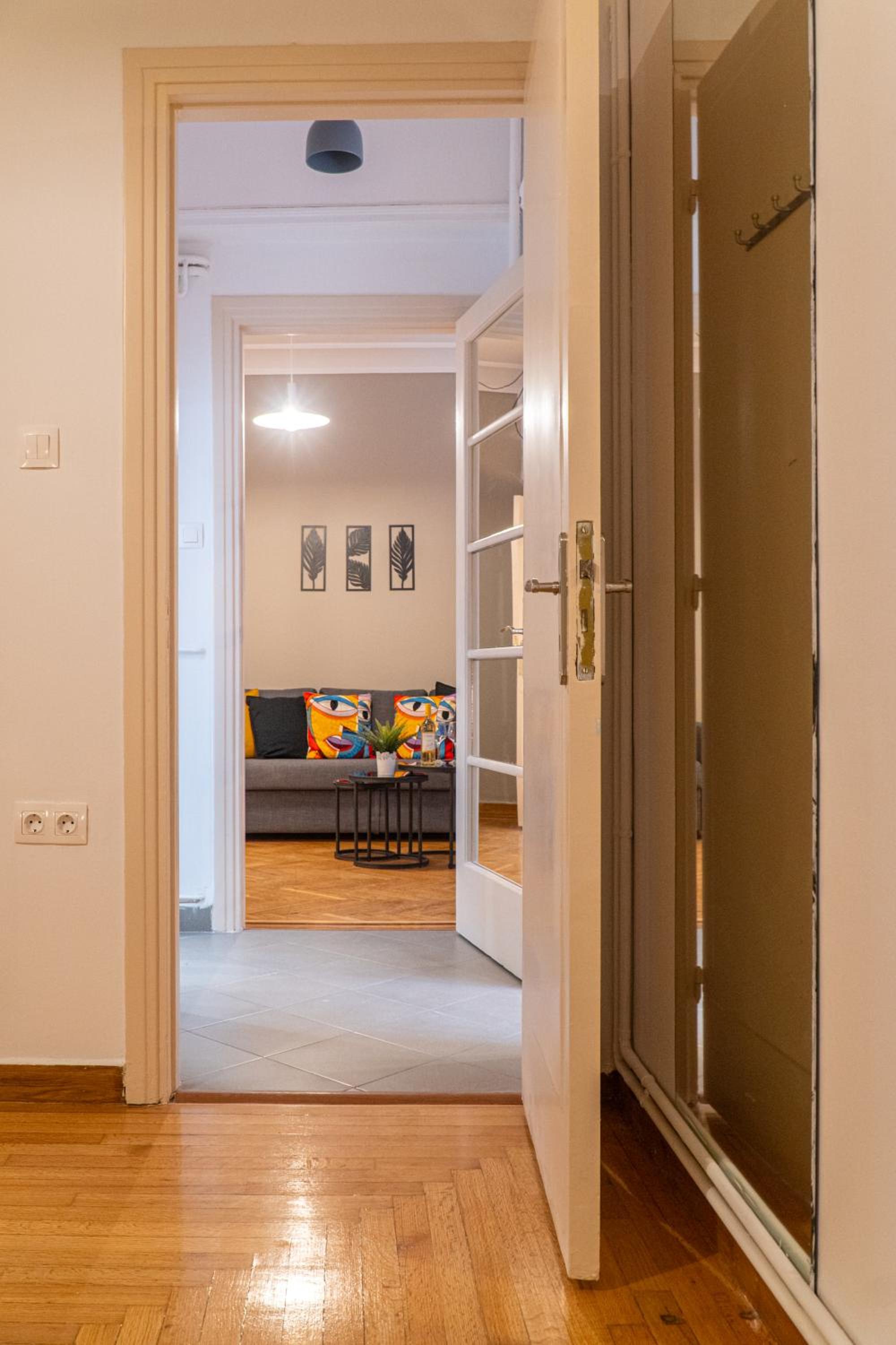 Syntagma square, 100sqm Luxurious family apt