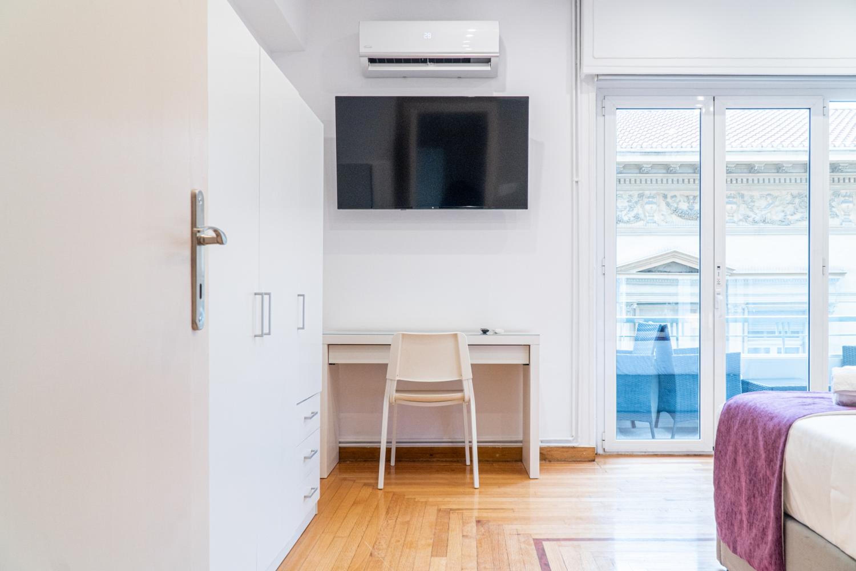 Syntagma square, 100sqm Luxurious family apt