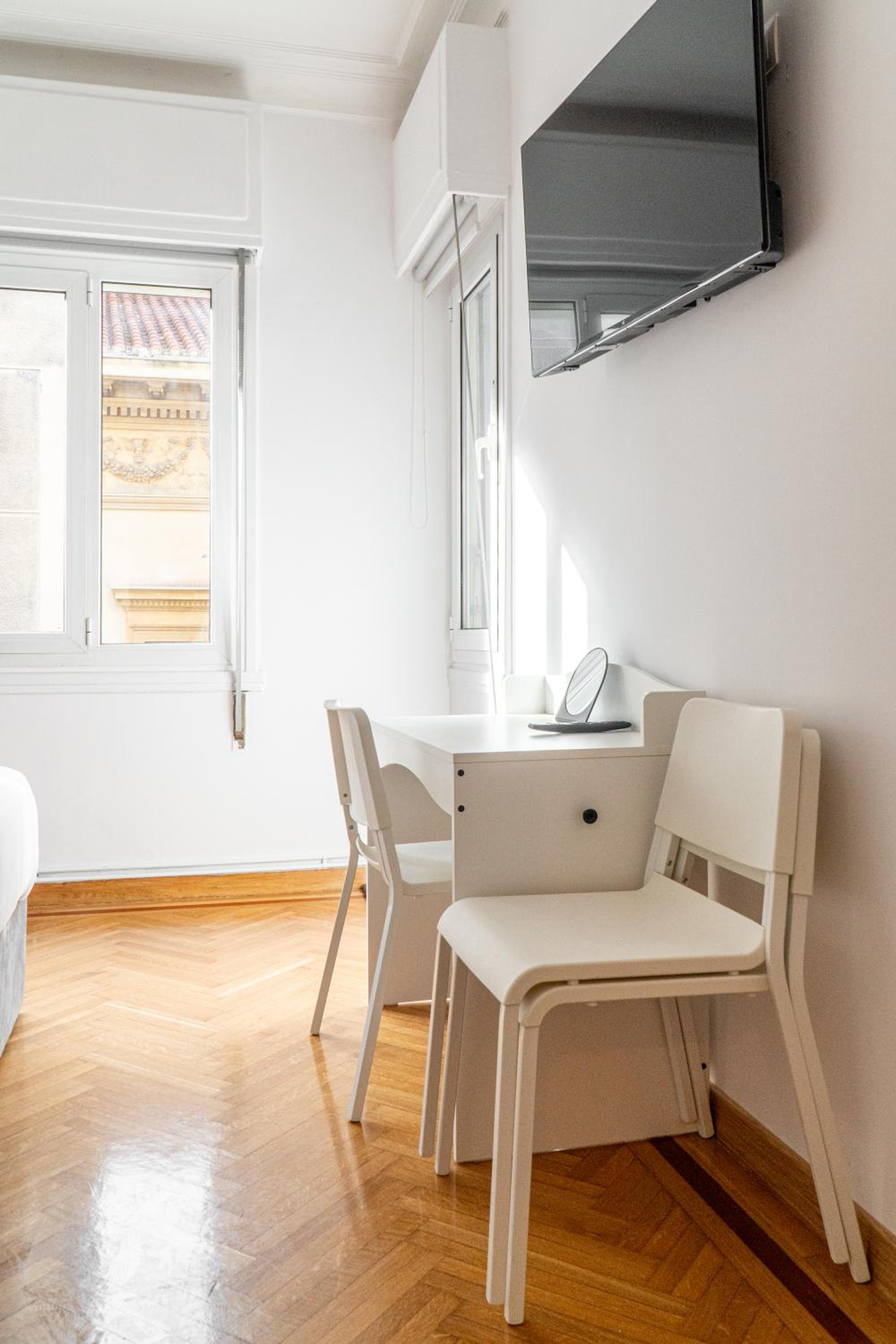 Syntagma square, 100sqm Luxurious family apt