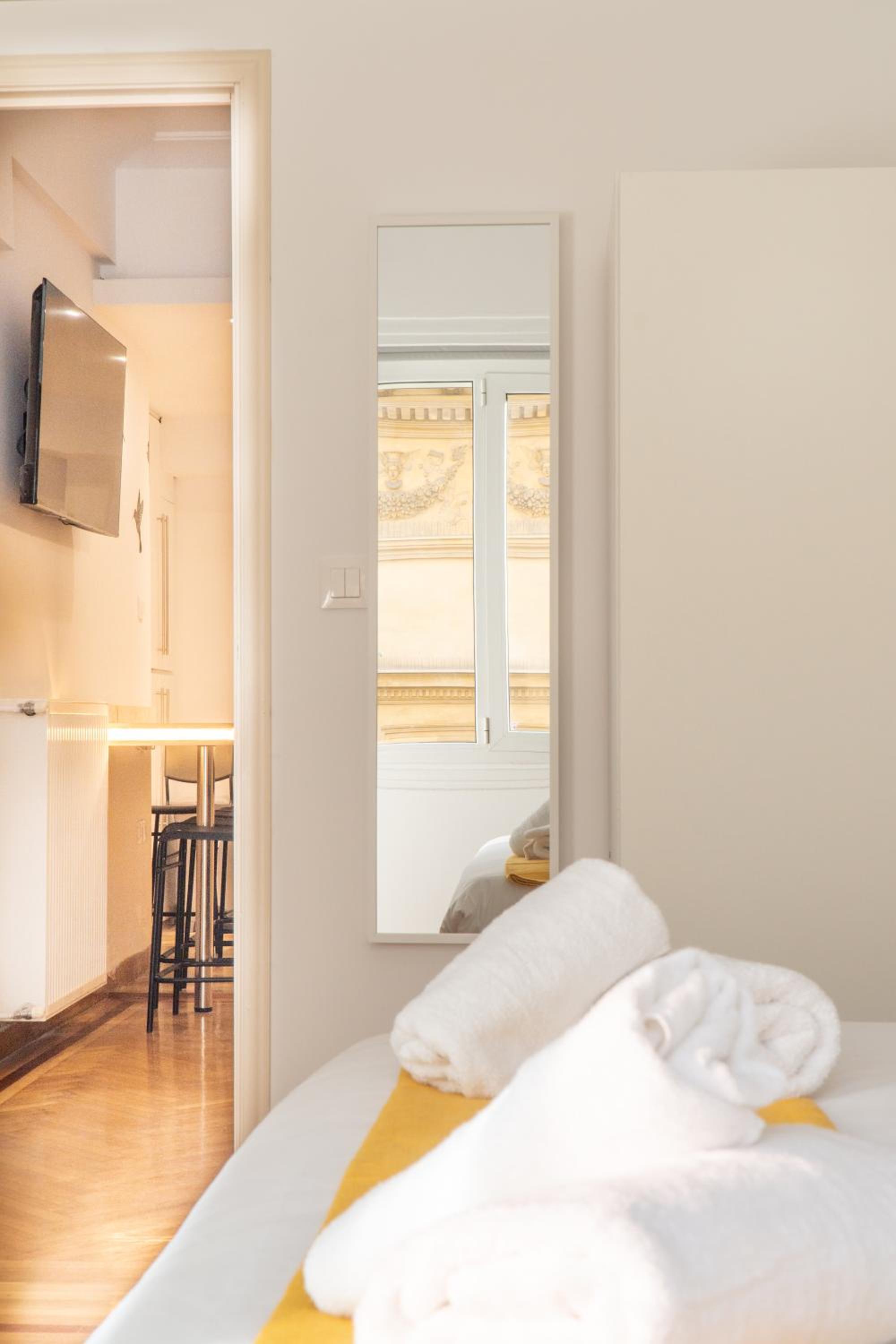 Syntagma square, 100sqm Luxurious family apt